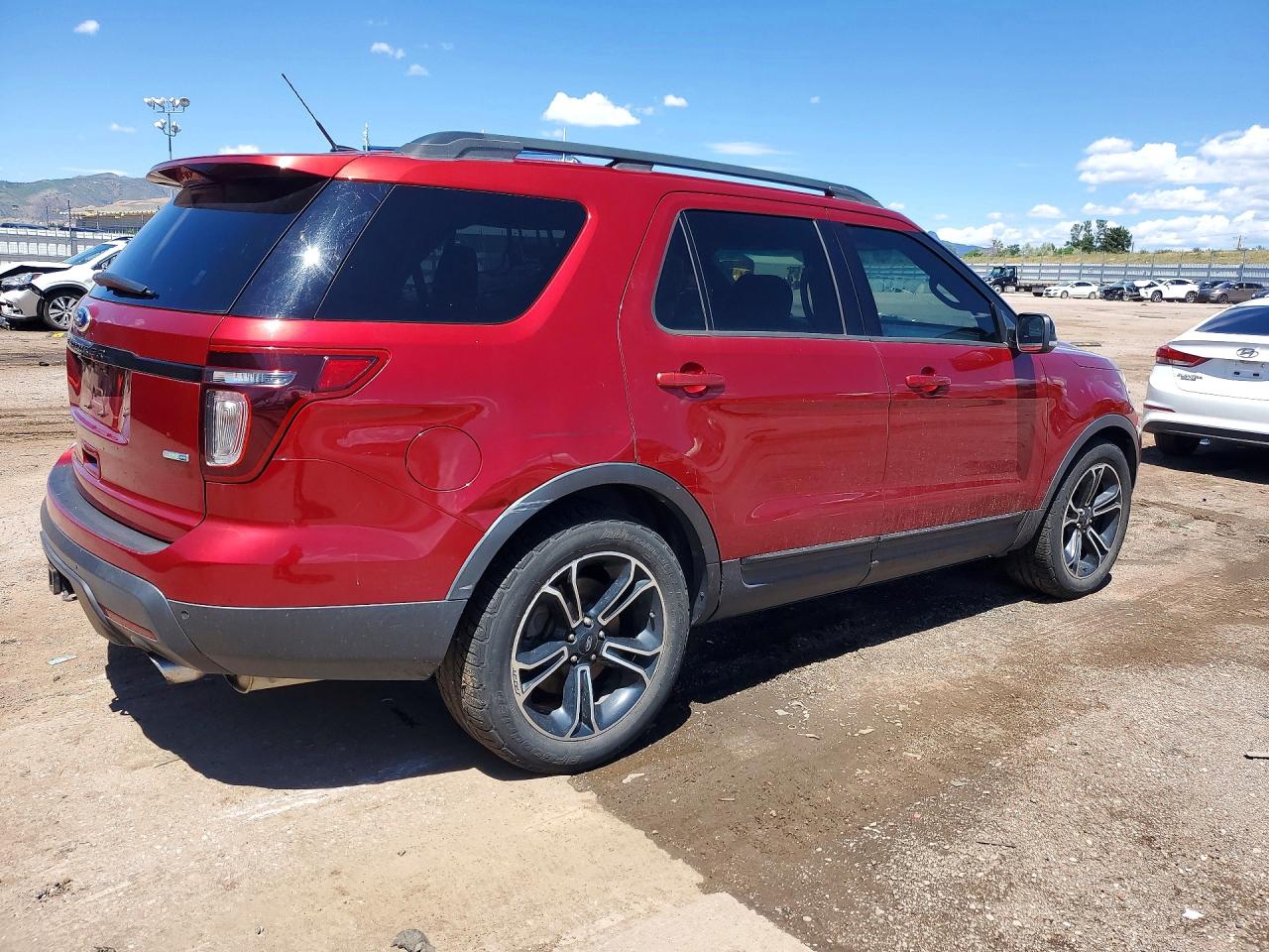2015 Ford Explorer Red vin: 1FM5K8GTXFGC38108