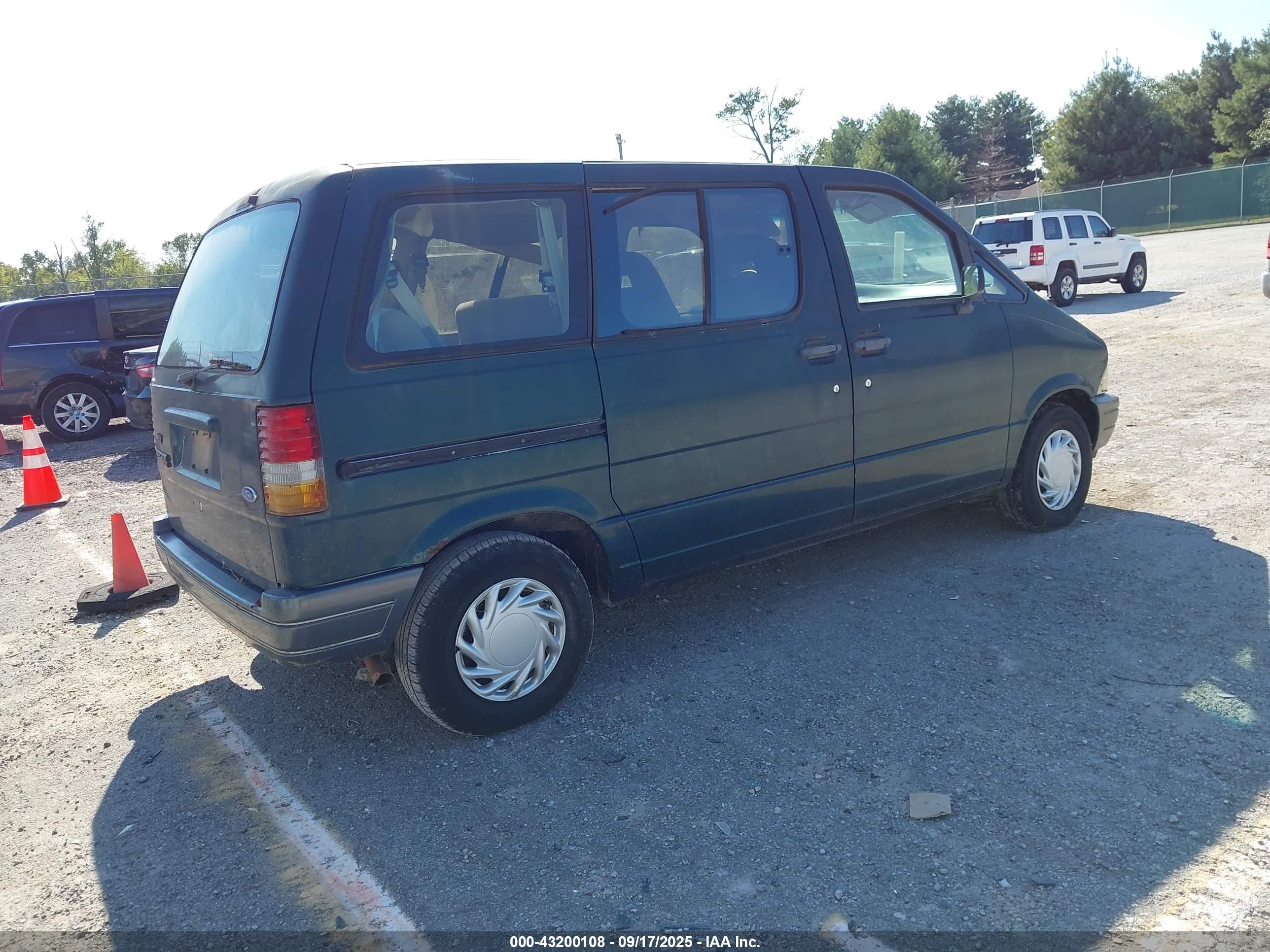 1995 Ford Aerostar   Green vin: 1FMCA11U5SZB88106