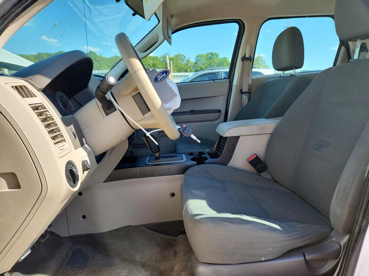 2009 Ford Escape Xls White vin: 1FMCU02719KA99811
