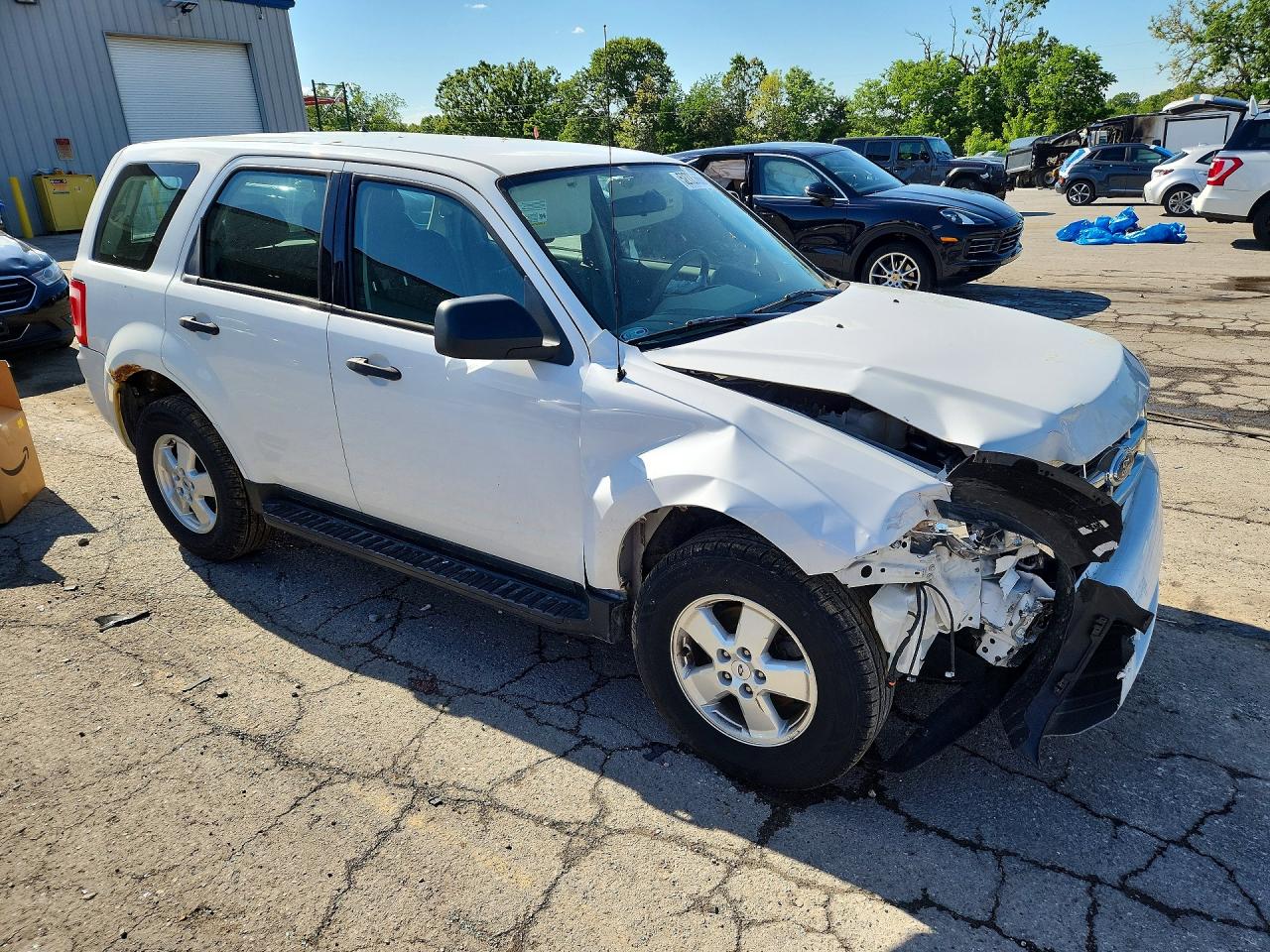 2009 Ford Escape Xls White vin: 1FMCU02719KA99811