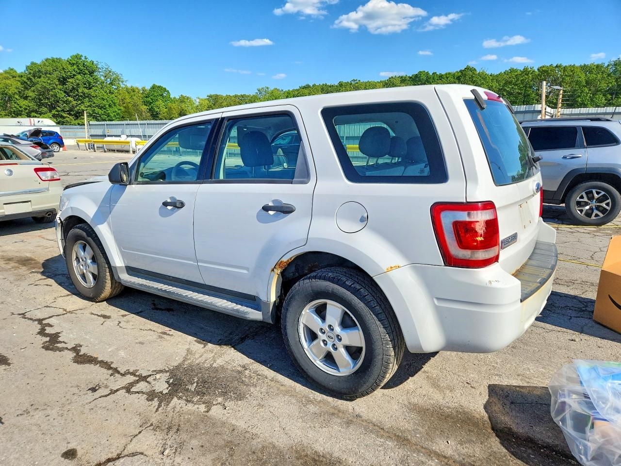 2009 Ford Escape Xls White vin: 1FMCU02719KA99811