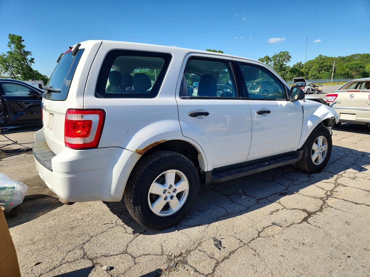 2009 Ford Escape Xls White vin: 1FMCU02719KA99811