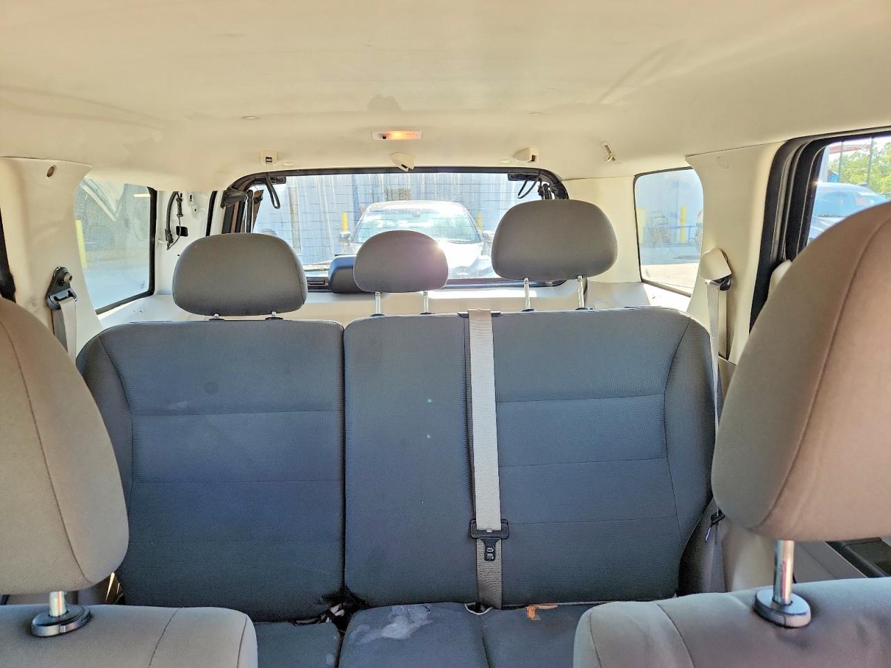 2009 Ford Escape Xls White vin: 1FMCU02719KA99811
