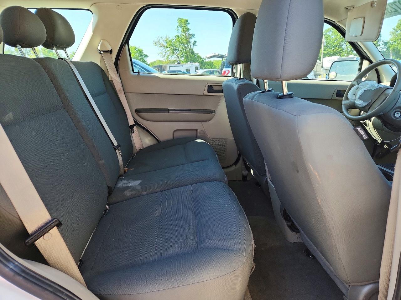 2009 Ford Escape Xls White vin: 1FMCU02719KA99811