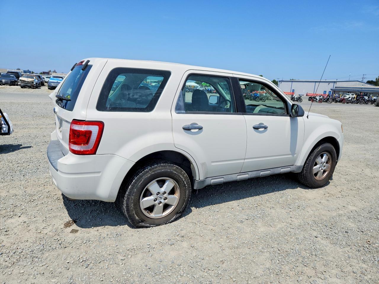 2009 Ford Escape Xls White vin: 1FMCU02719KC59072