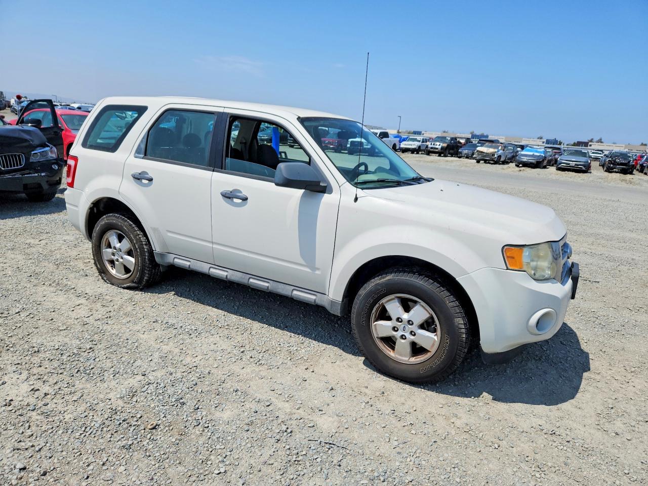 2009 Ford Escape Xls White vin: 1FMCU02719KC59072