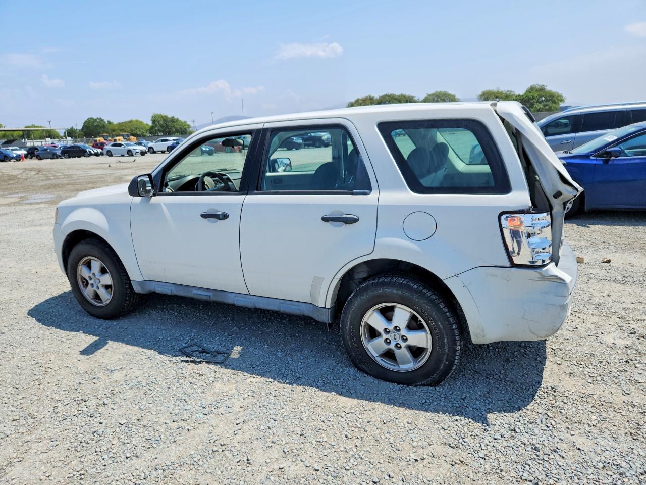 2009 Ford Escape Xls White vin: 1FMCU02719KC59072