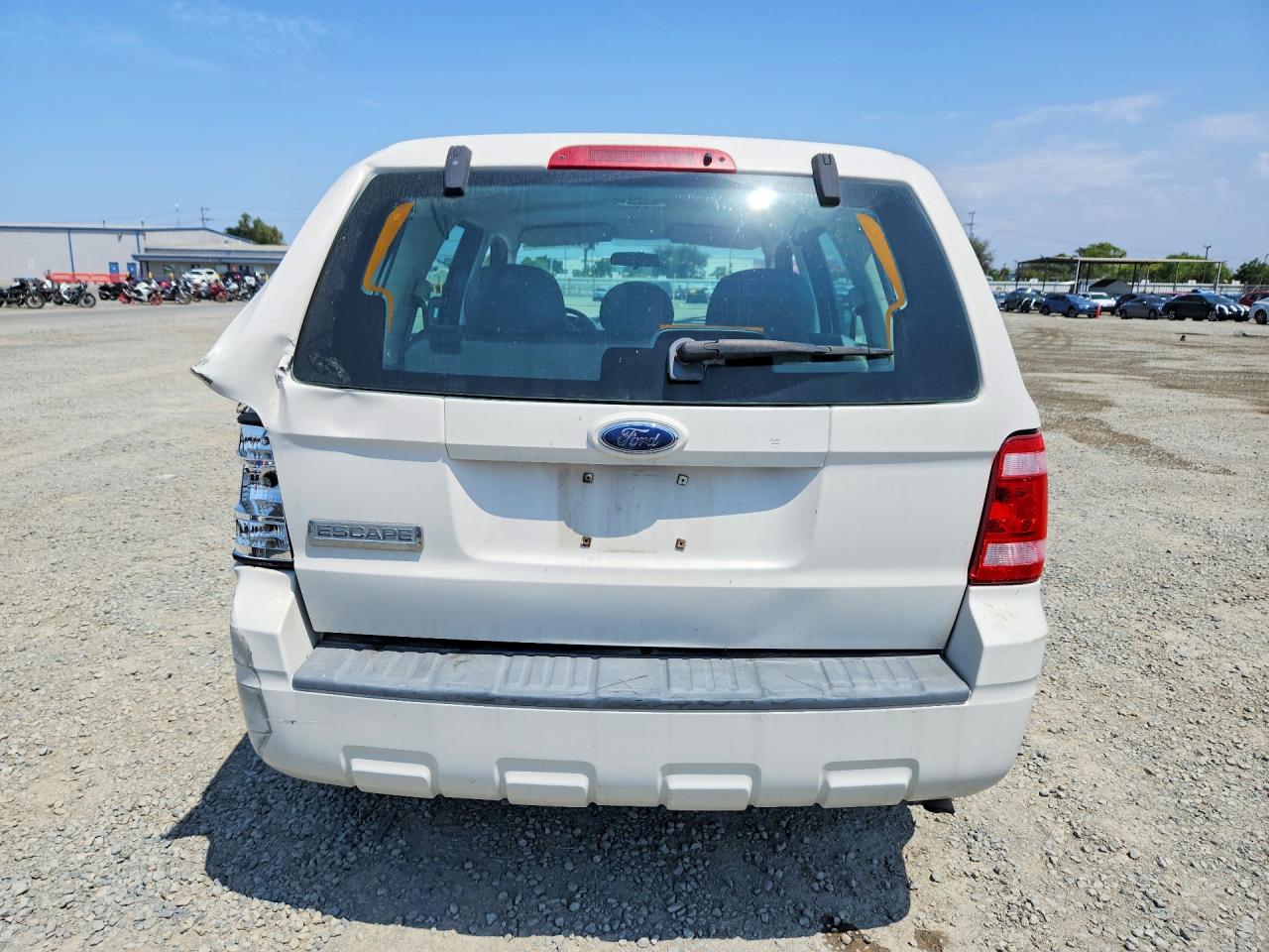 2009 Ford Escape Xls White vin: 1FMCU02719KC59072