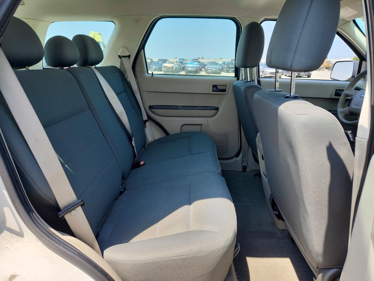 2009 Ford Escape Xls White vin: 1FMCU02719KC59072