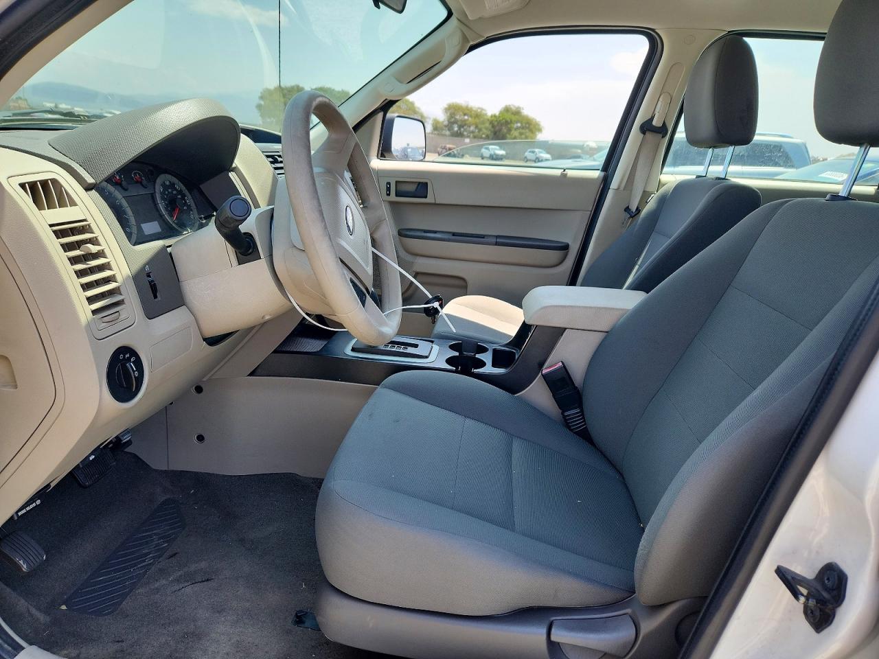 2009 Ford Escape Xls White vin: 1FMCU02719KC59072