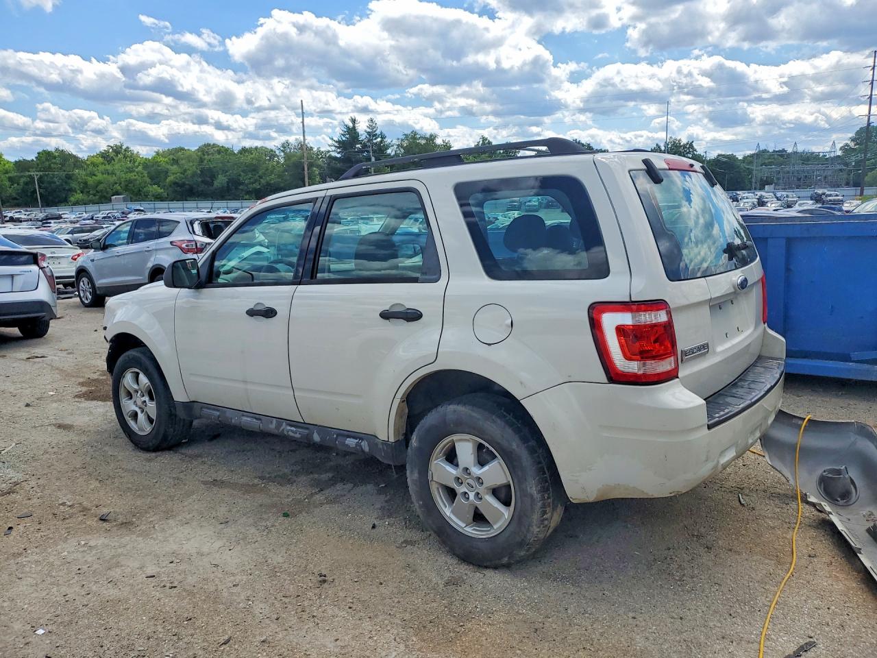 2009 Ford Escape Xls White vin: 1FMCU02729KA98991