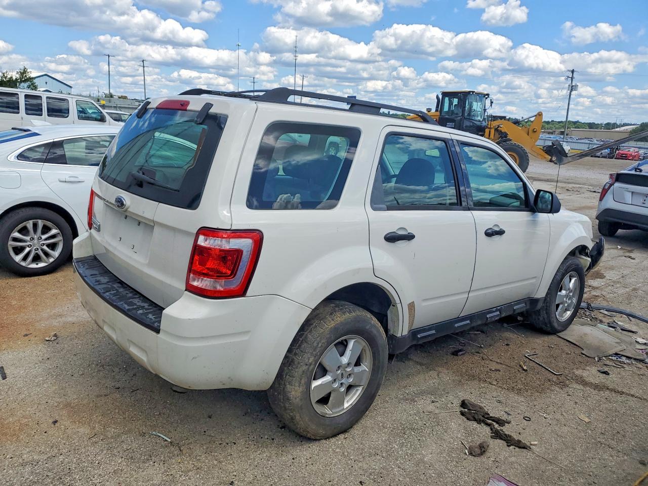 2009 Ford Escape Xls White vin: 1FMCU02729KA98991