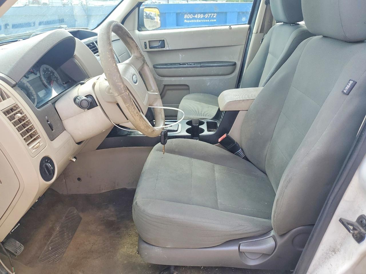 2009 Ford Escape Xls White vin: 1FMCU02729KA98991