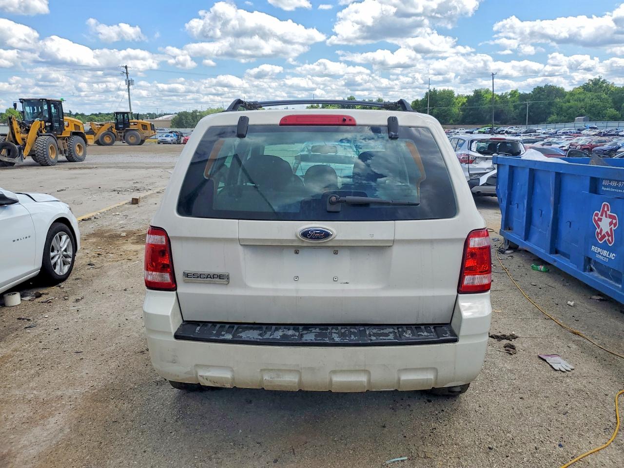 2009 Ford Escape Xls White vin: 1FMCU02729KA98991