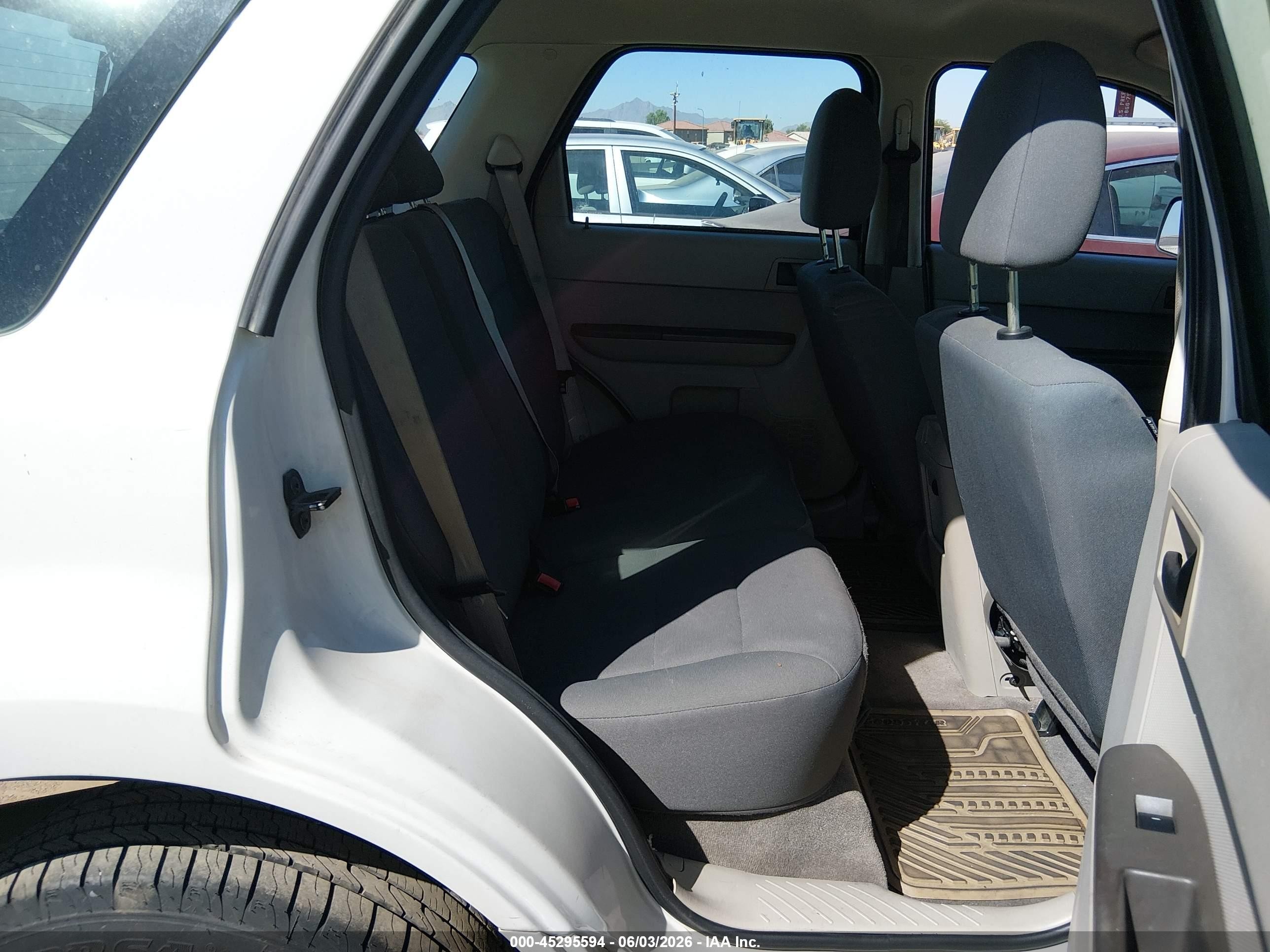 2009 Ford Escape Xls/xls Manual White vin: 1FMCU02739KA03581