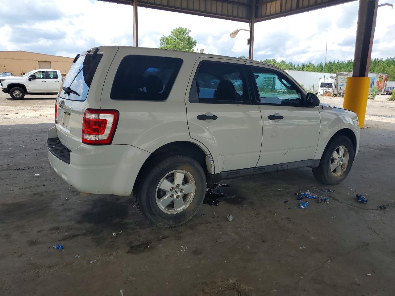 2009 Ford Escape Xls White vin: 1FMCU027X9KA74907