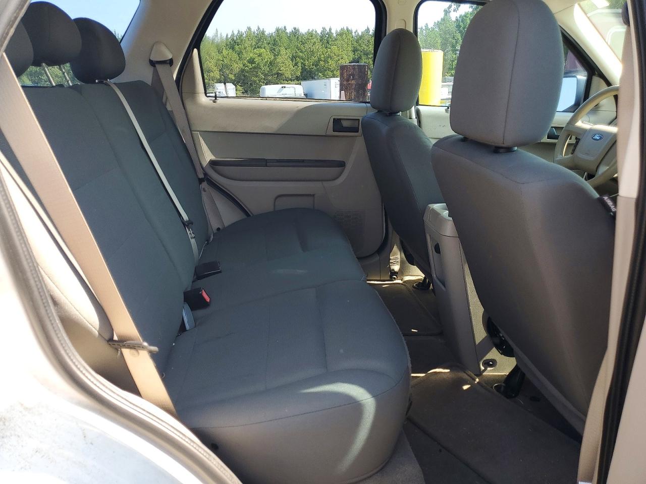 2009 Ford Escape Xls White vin: 1FMCU027X9KA74907