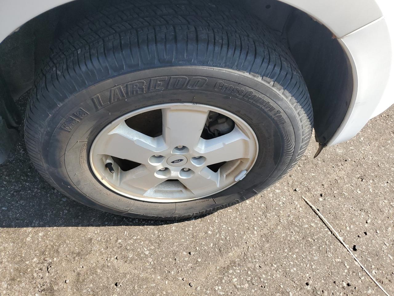 2009 Ford Escape Xls White vin: 1FMCU027X9KA74907 Damage: Right Front Wheel, Chipped, 3