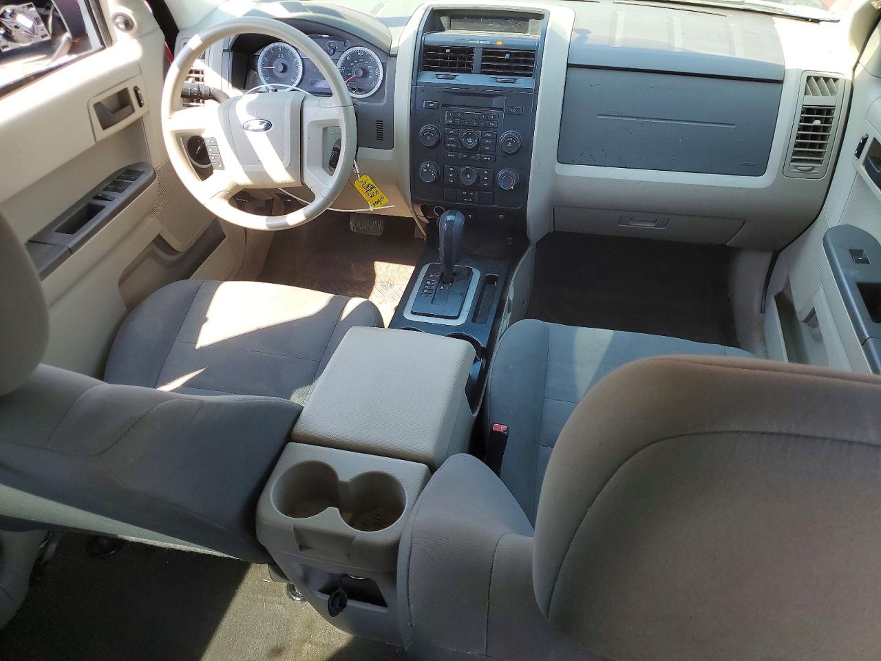 2009 Ford Escape Xls Red vin: 1FMCU027X9KD01657