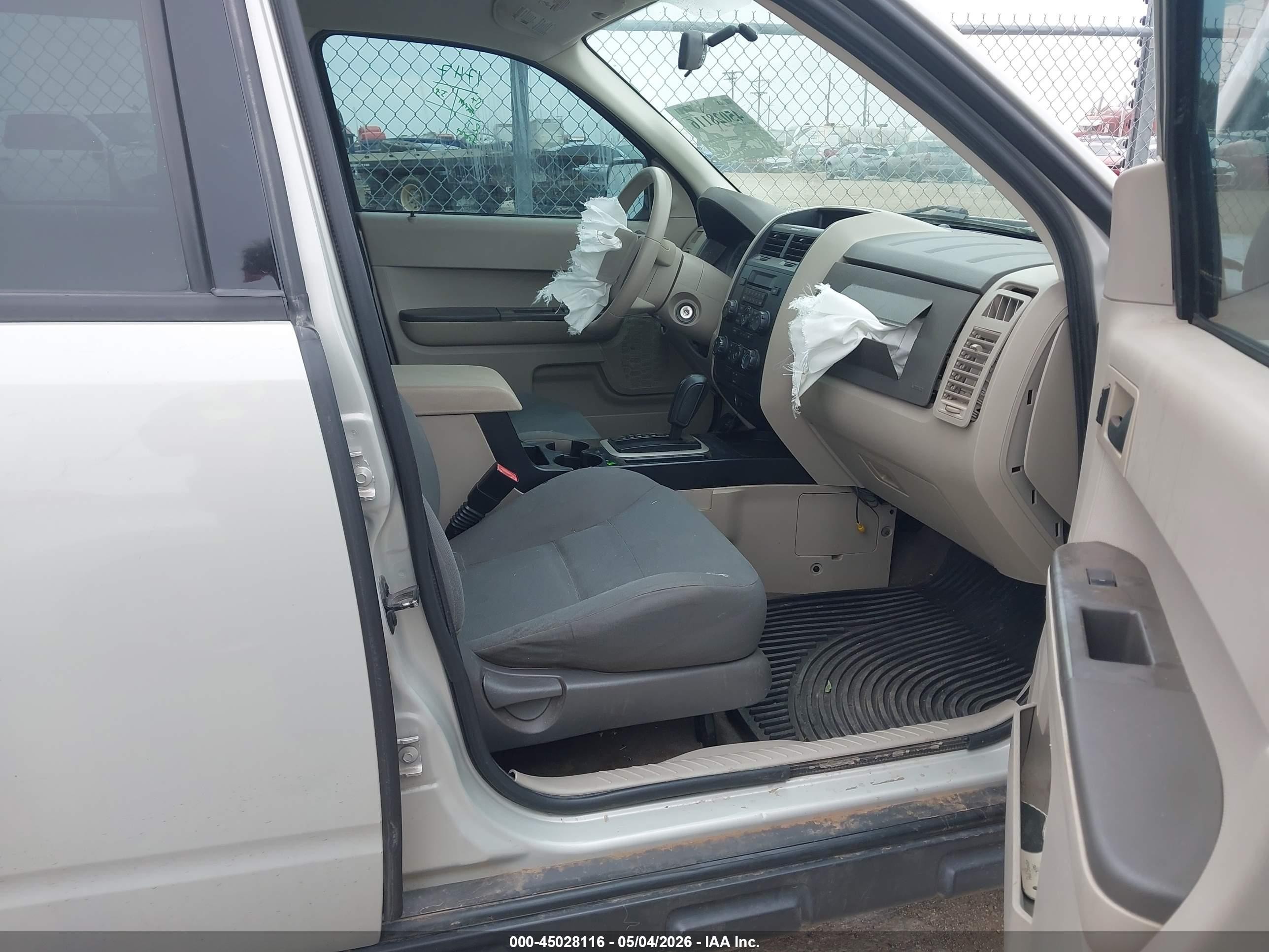 2008 Ford Escape Xls Beige vin: 1FMCU02Z08KE11052