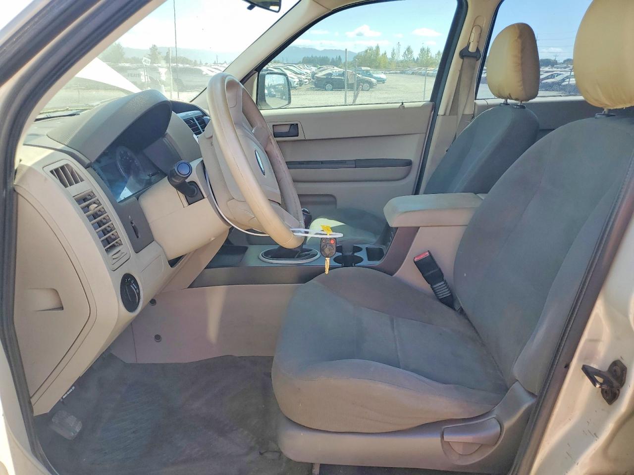 2008 Ford Escape Xls White vin: 1FMCU02Z38KB00733