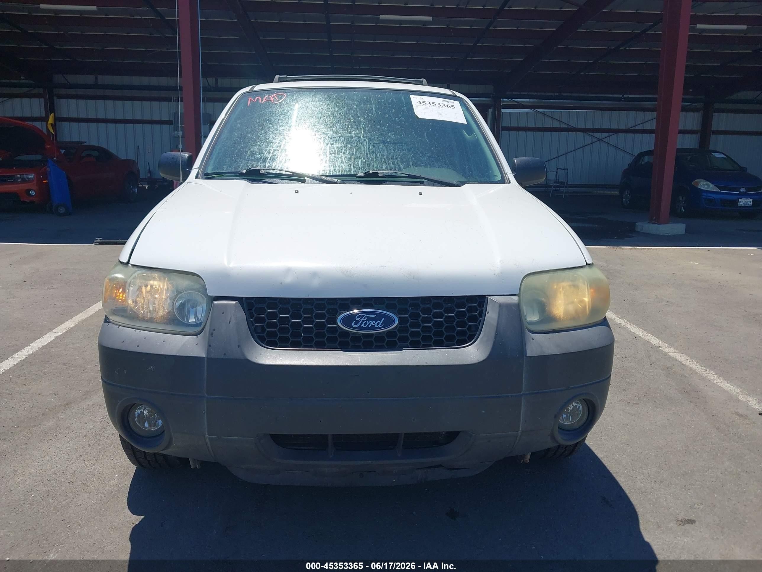 2005 Ford Escape Xlt Белый vin: 1FMCU03105KA07401