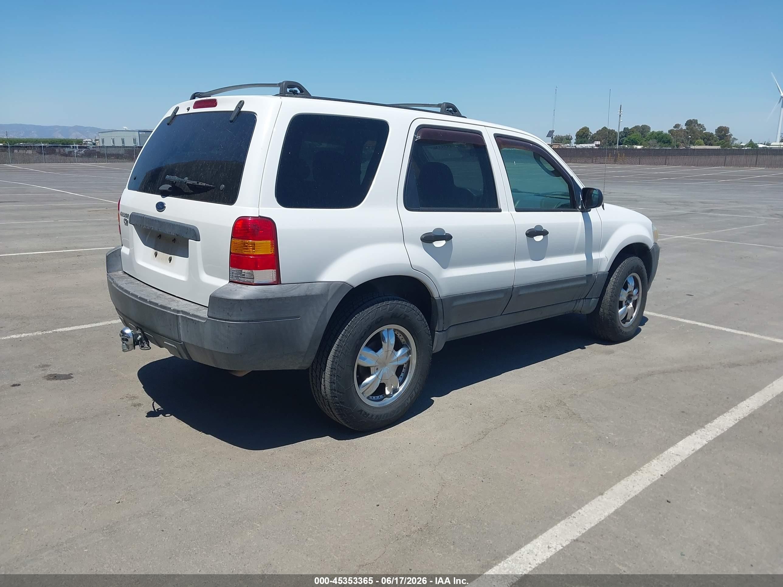 2005 Ford Escape Xlt Белый vin: 1FMCU03105KA07401