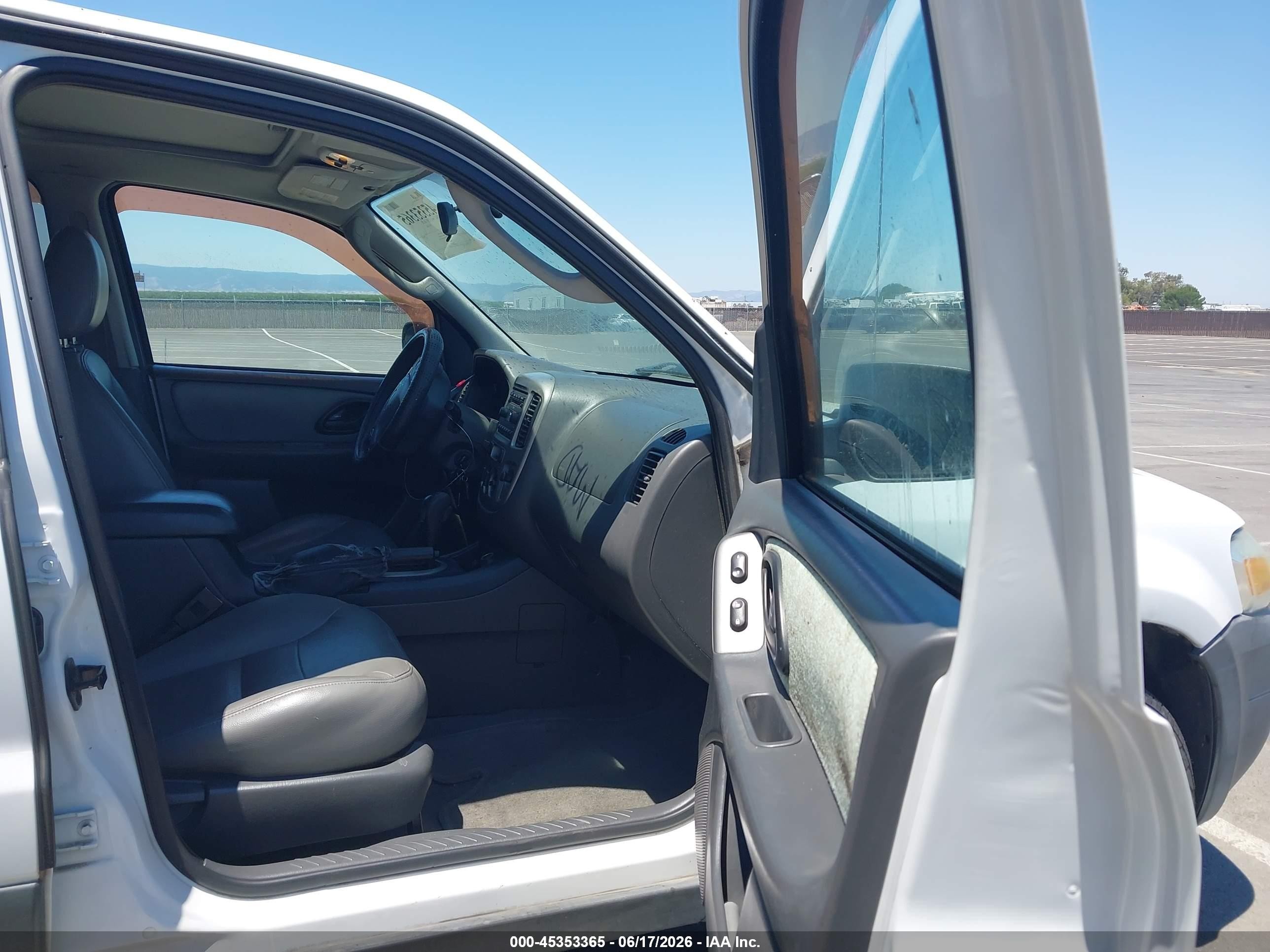 2005 Ford Escape Xlt Белый vin: 1FMCU03105KA07401