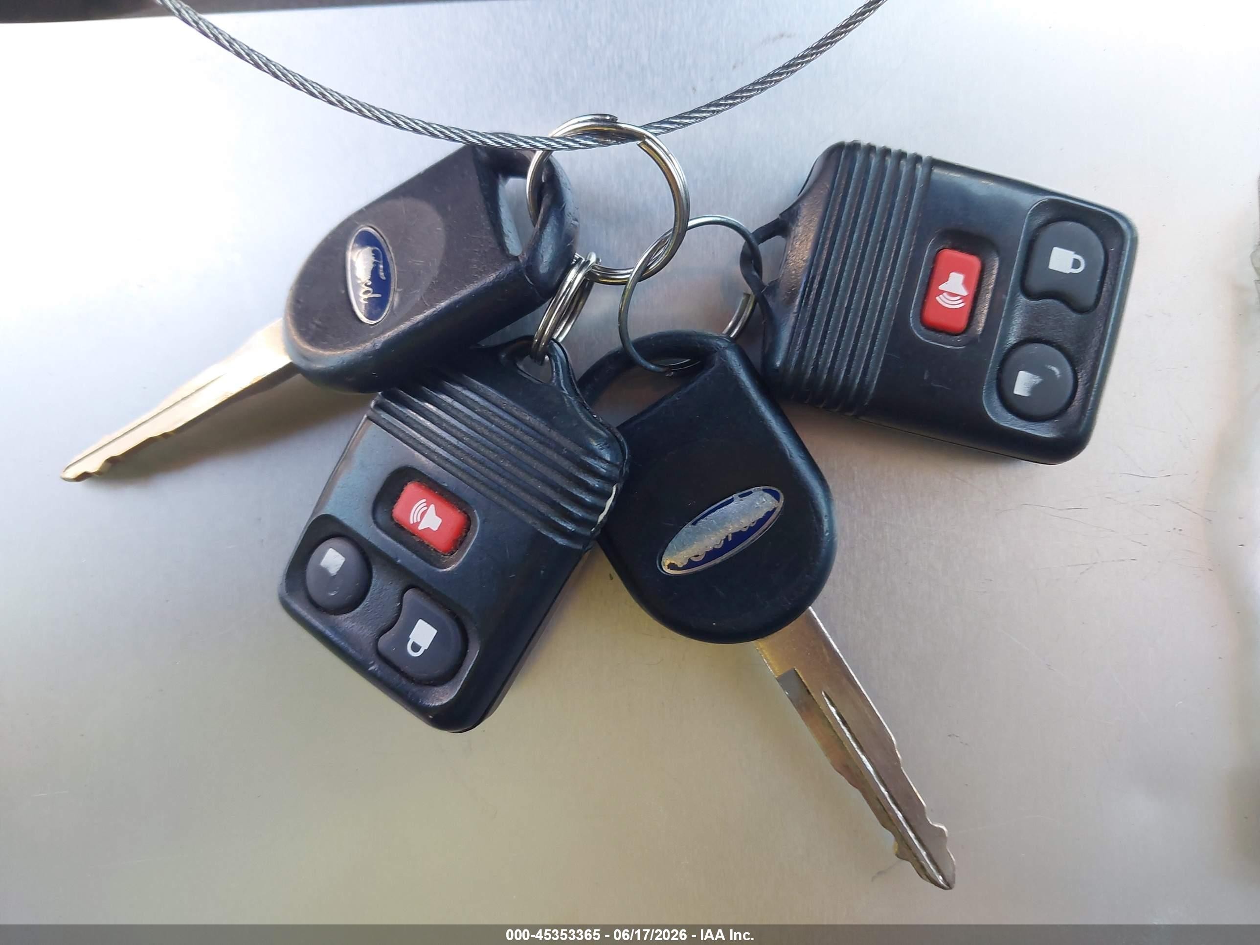 2005 Ford Escape Xlt Белый vin: 1FMCU03105KA07401