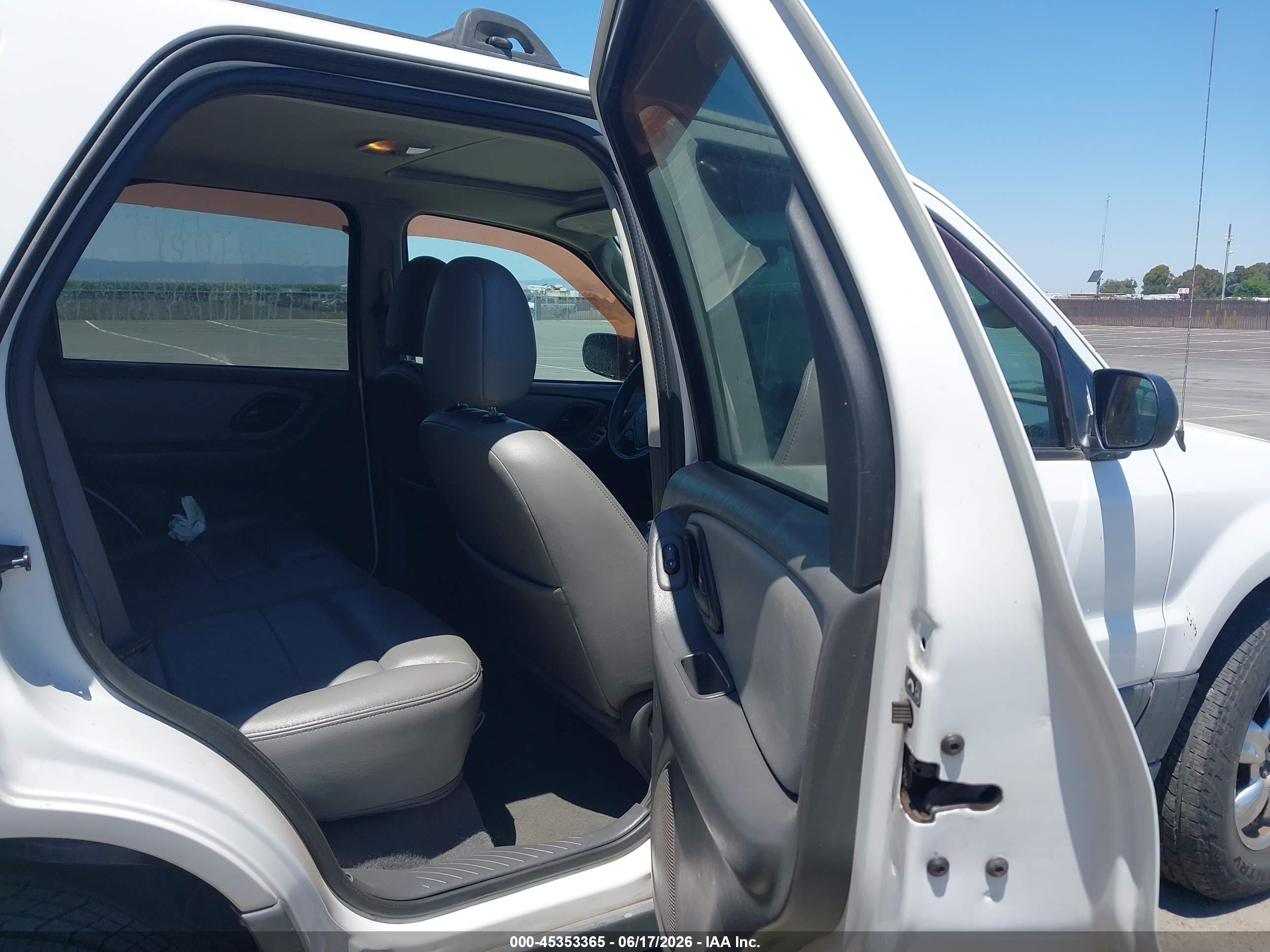 2005 Ford Escape Xlt Белый vin: 1FMCU03105KA07401