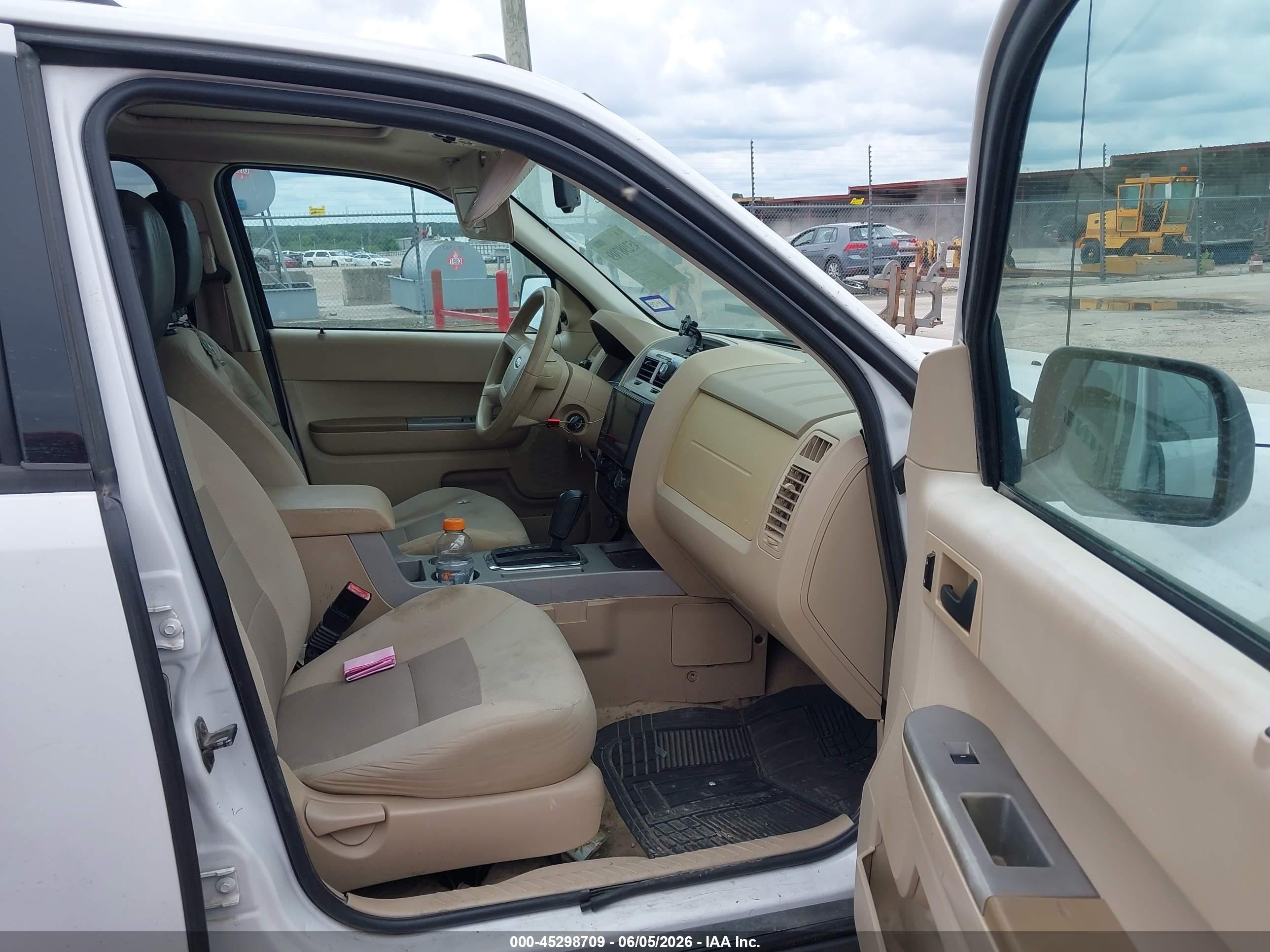 2008 Ford Escape Xlt White vin: 1FMCU03108KD15477