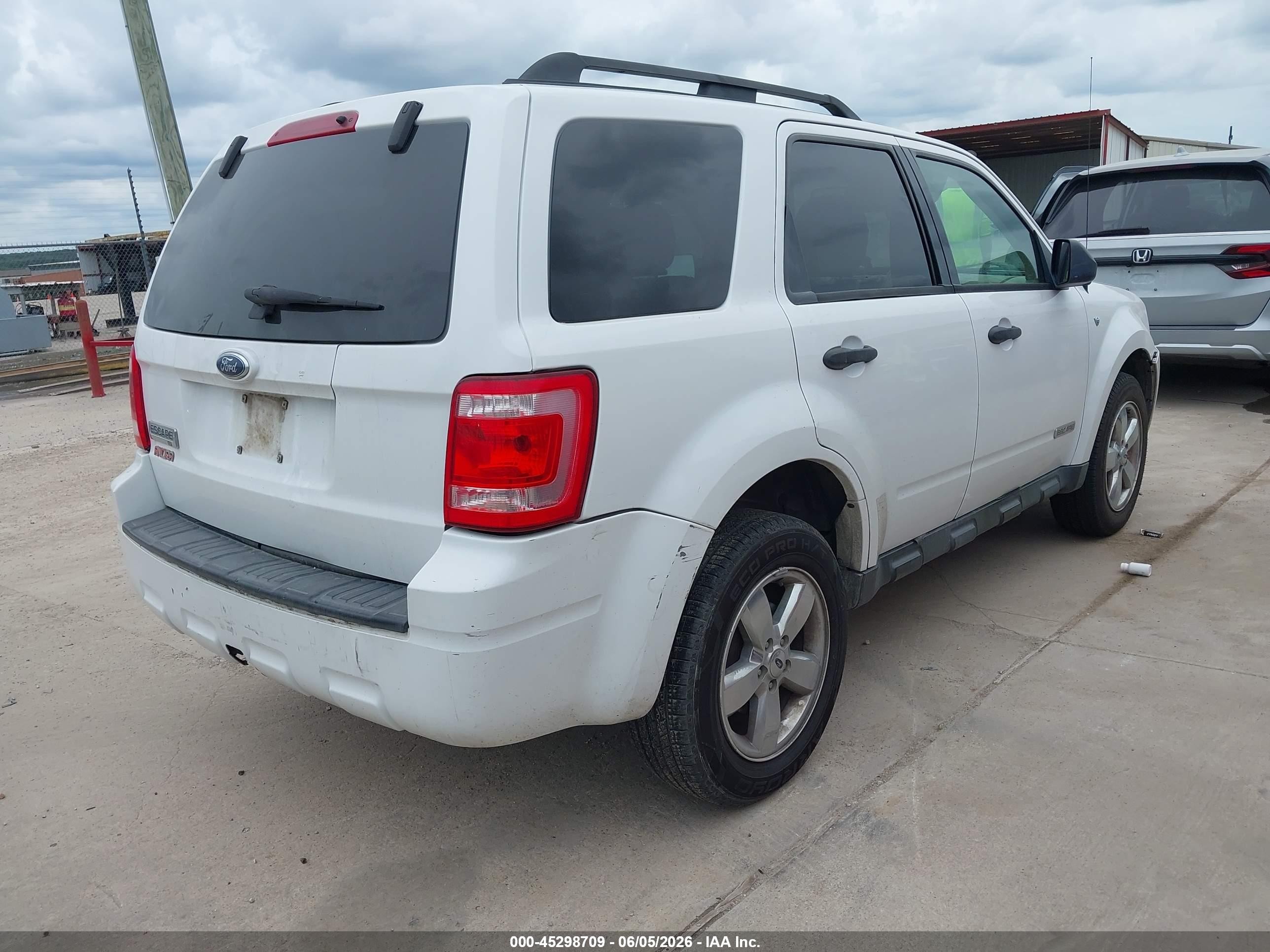 2008 Ford Escape Xlt White vin: 1FMCU03108KD15477