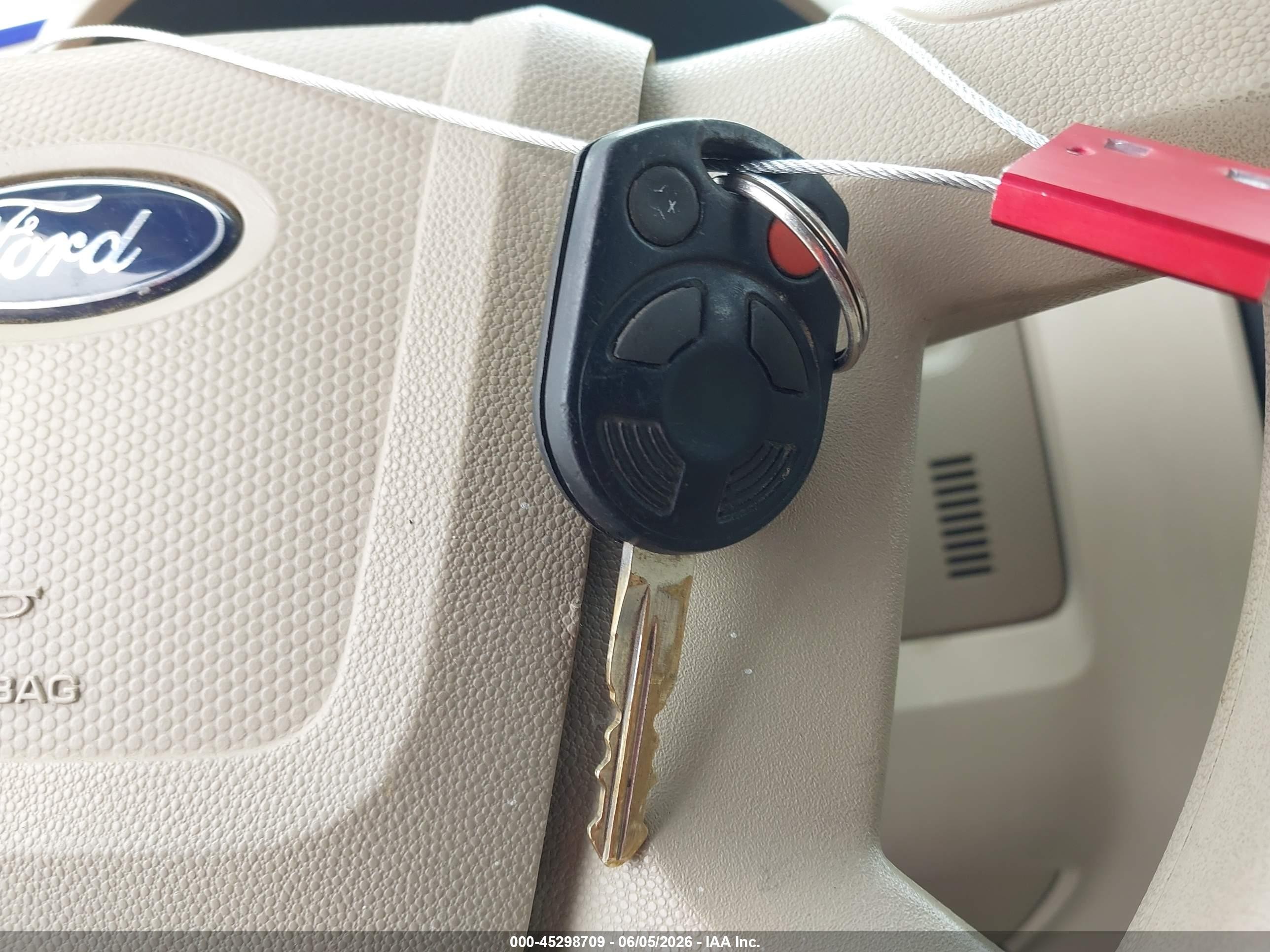 2008 Ford Escape Xlt White vin: 1FMCU03108KD15477