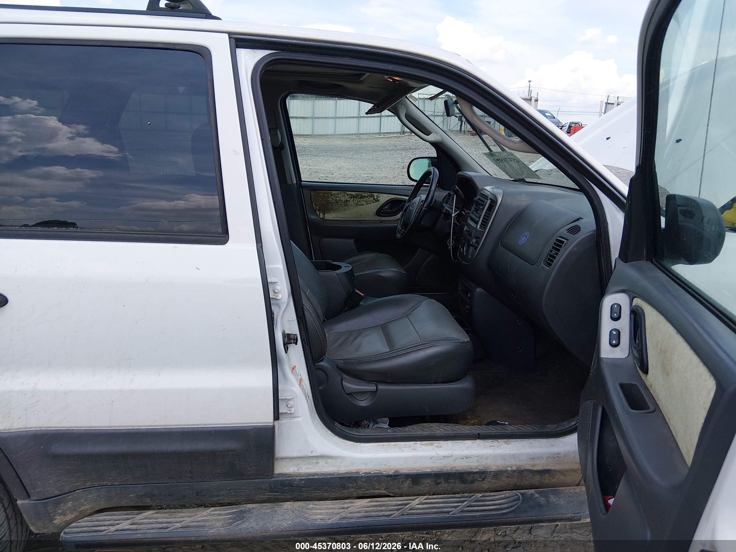 2004 Ford Escape Xlt White vin: 1FMCU03114DA00296
