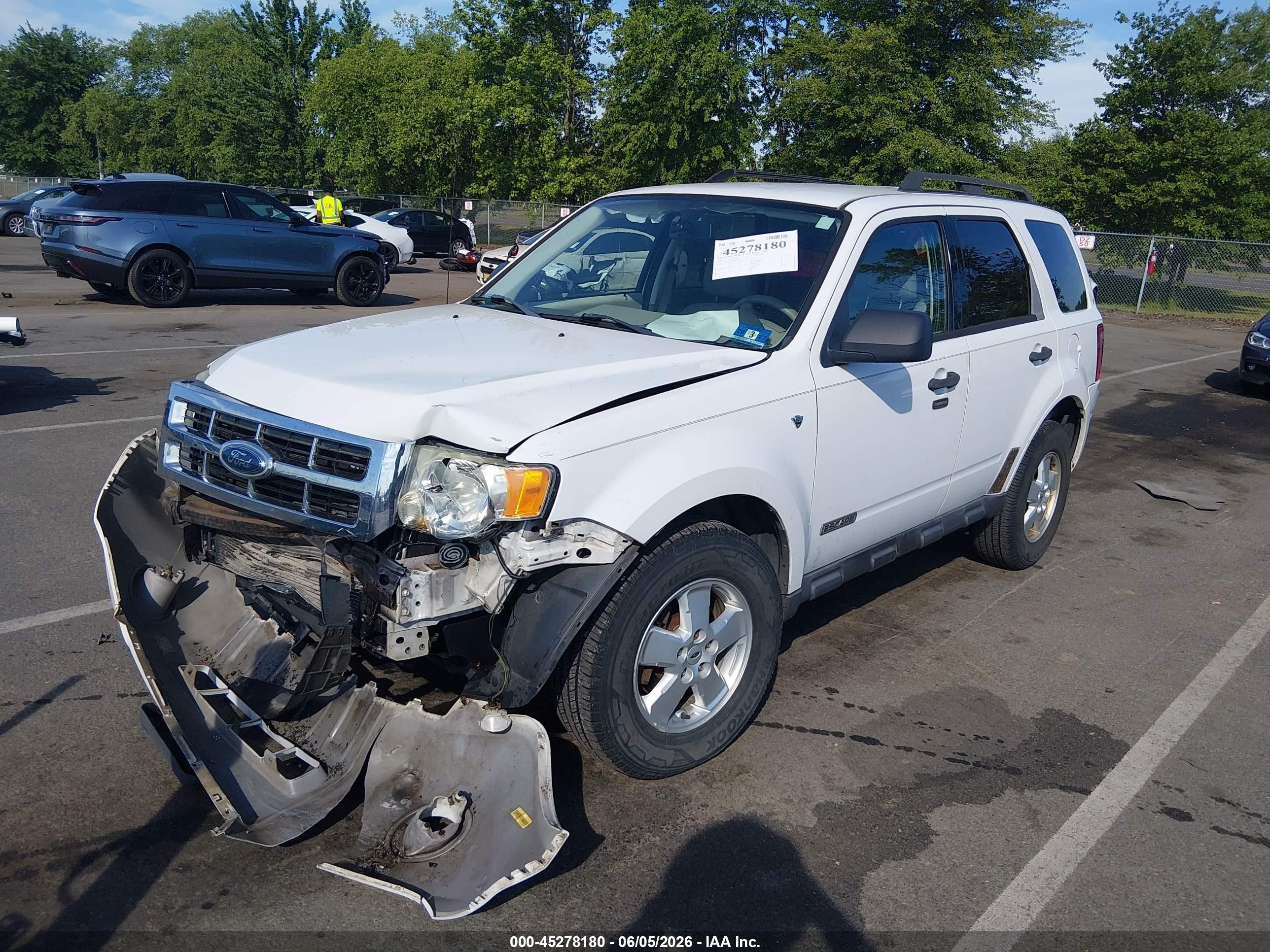 2008 Ford Escape Xlt White vin: 1FMCU03118KB68800