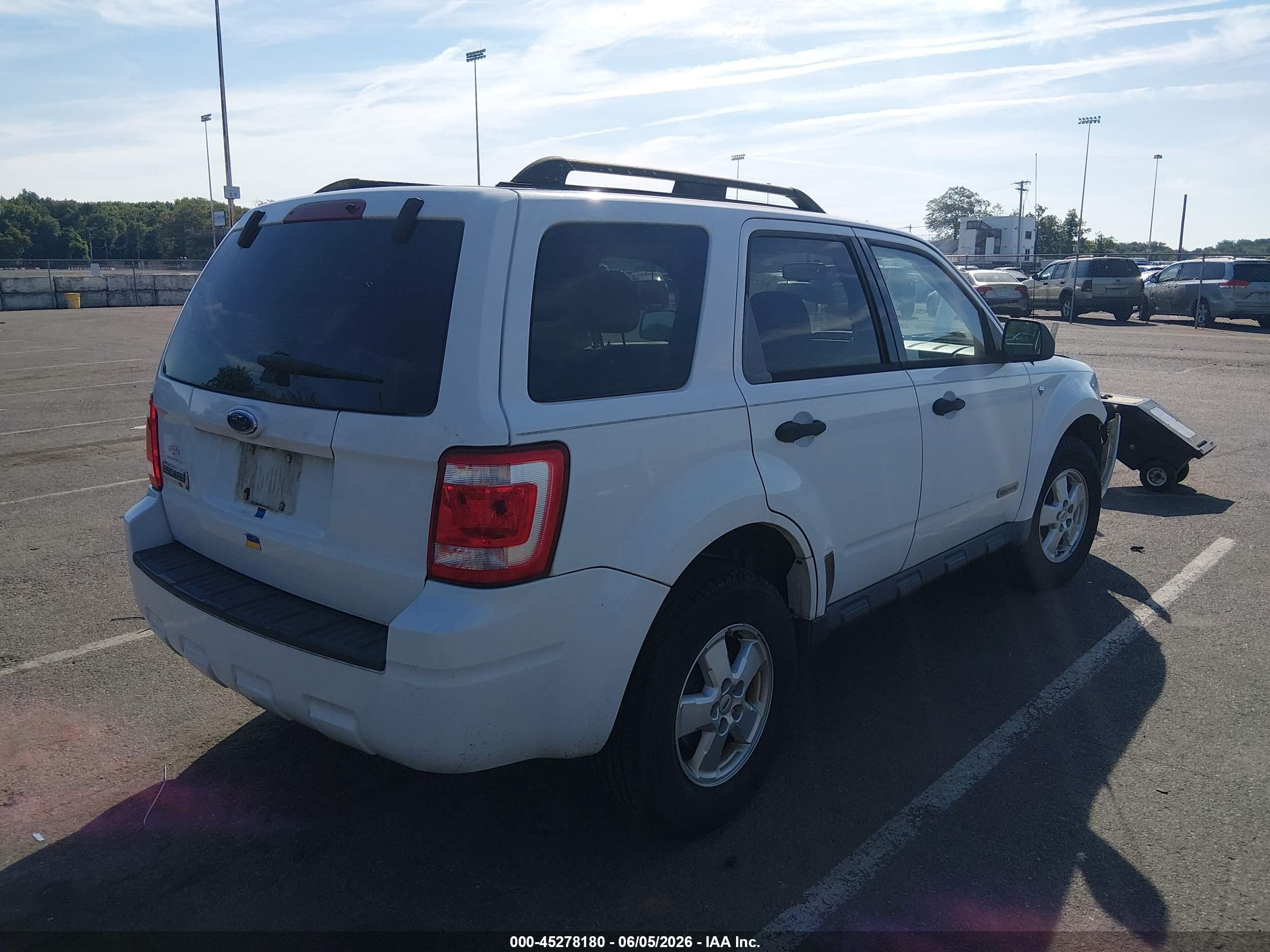 2008 Ford Escape Xlt White vin: 1FMCU03118KB68800