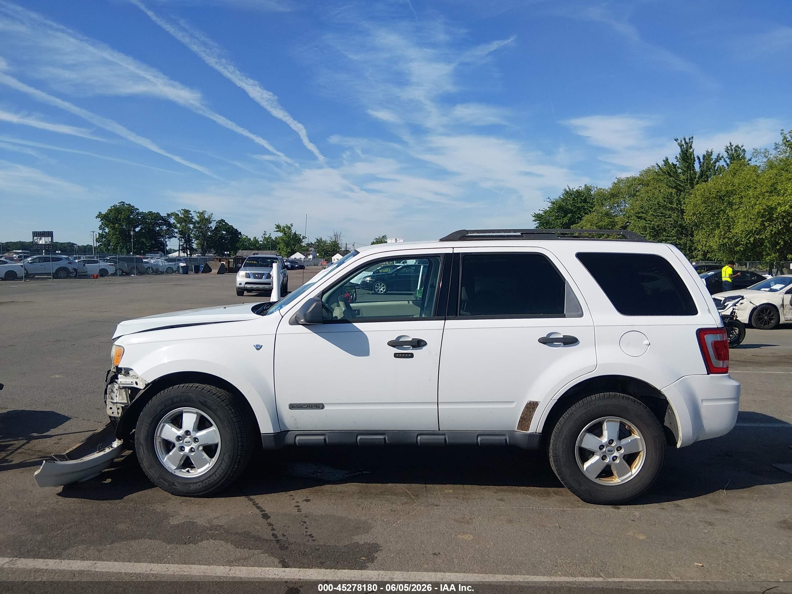 2008 Ford Escape Xlt White vin: 1FMCU03118KB68800
