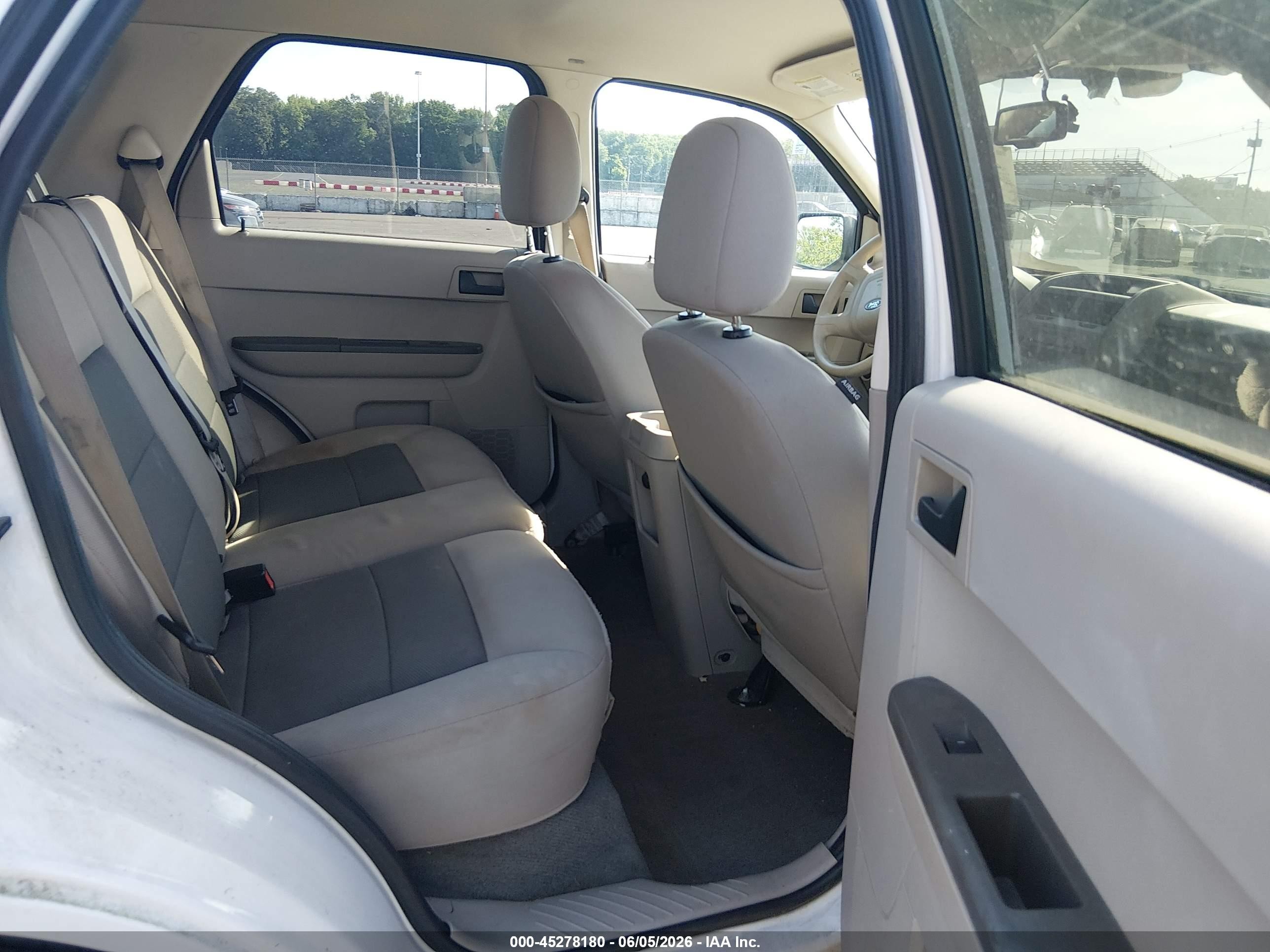 2008 Ford Escape Xlt White vin: 1FMCU03118KB68800