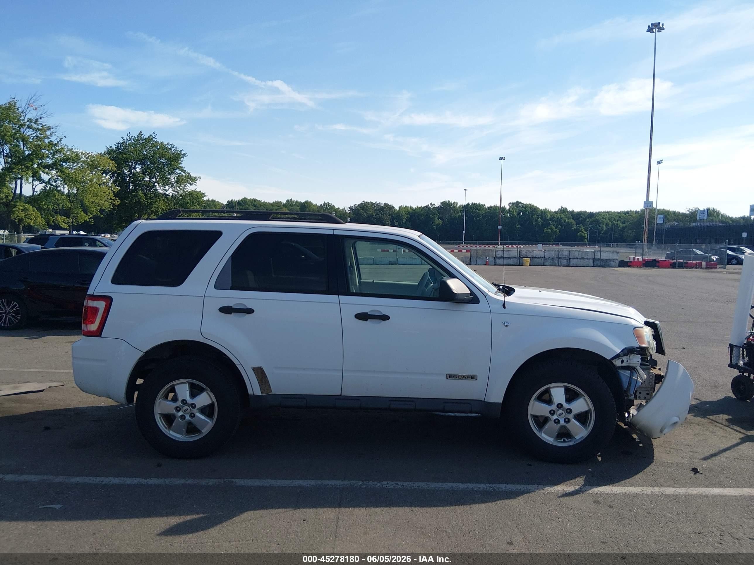 2008 Ford Escape Xlt White vin: 1FMCU03118KB68800