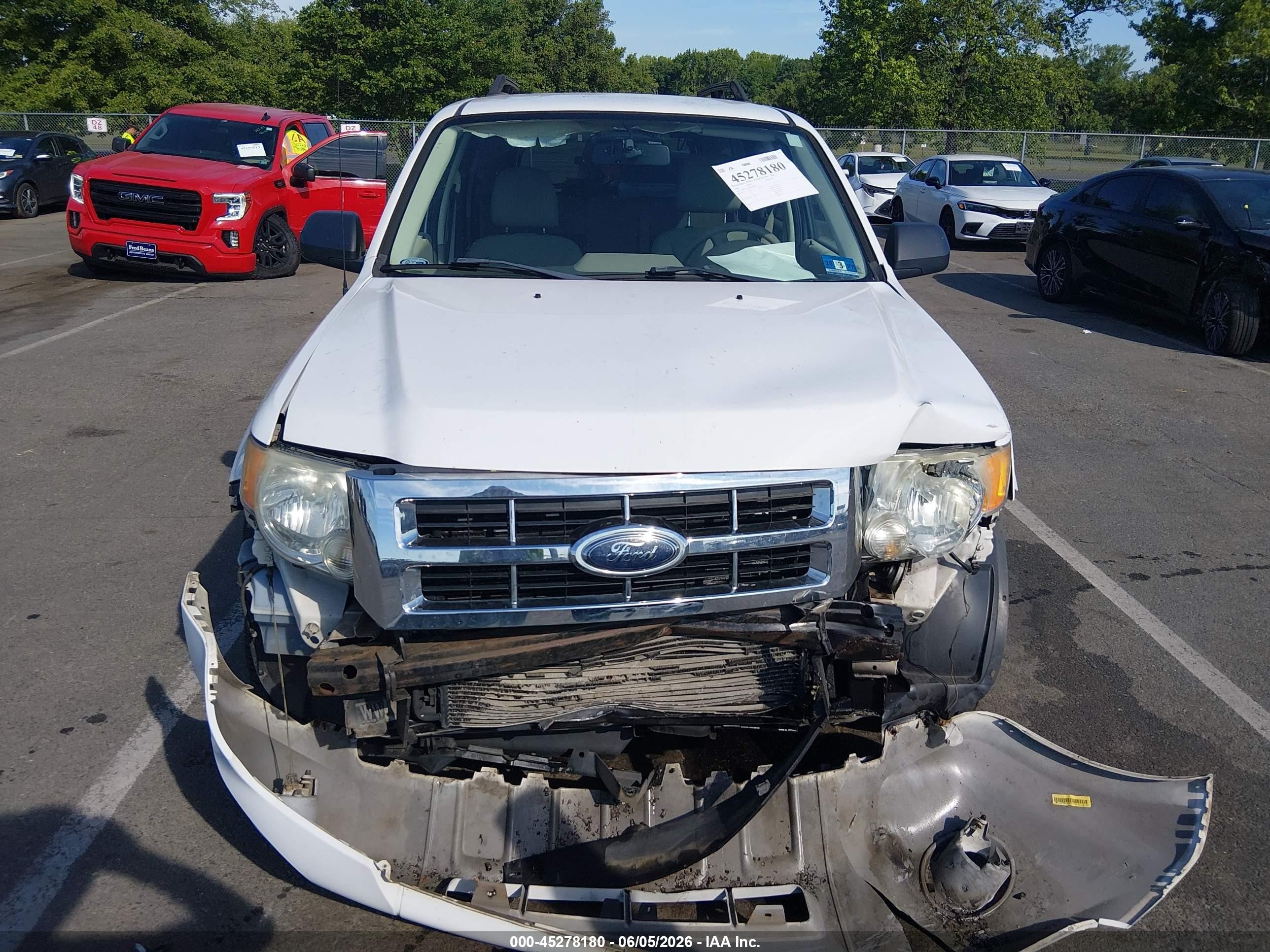 2008 Ford Escape Xlt White vin: 1FMCU03118KB68800