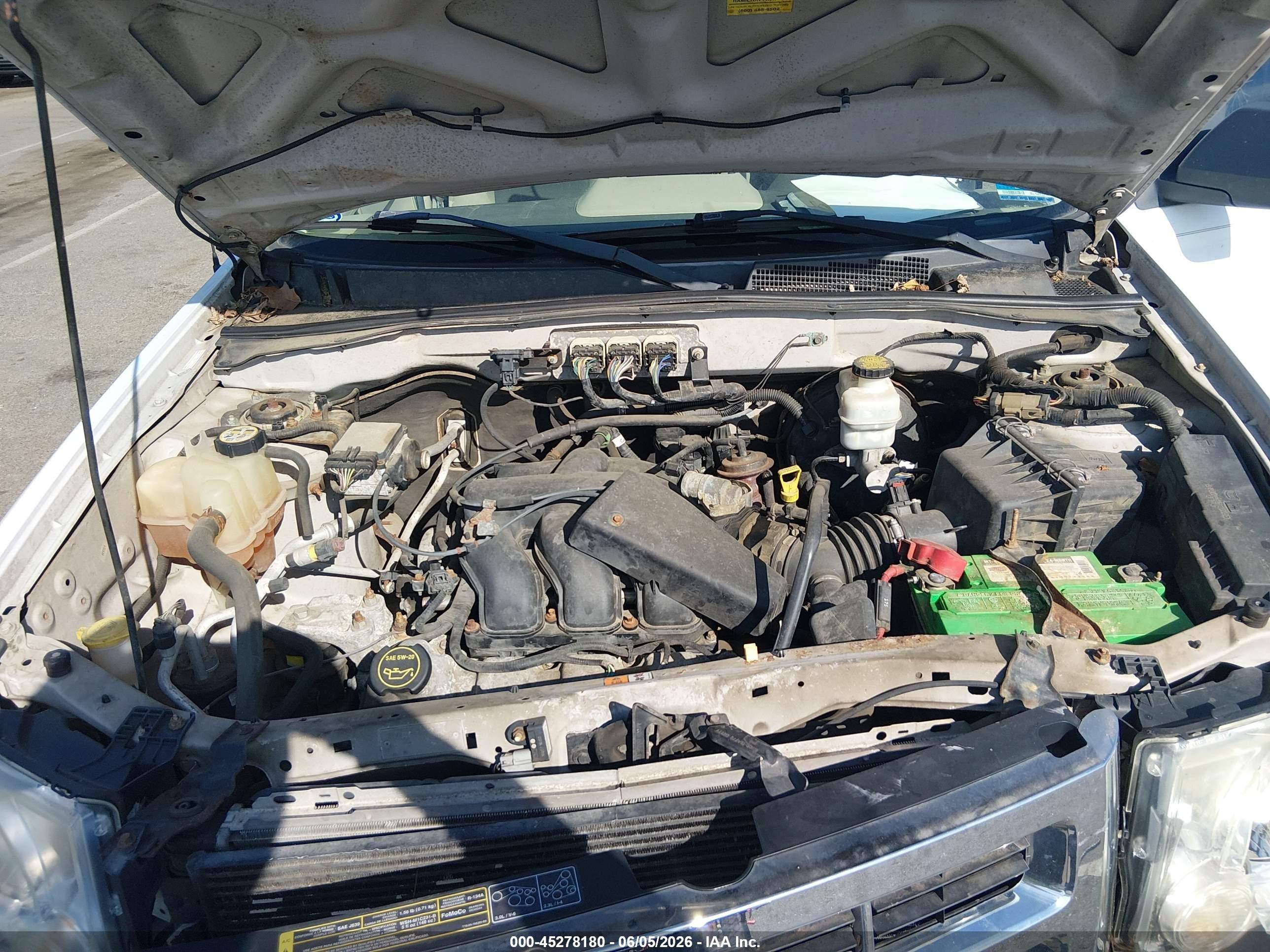 2008 Ford Escape Xlt White vin: 1FMCU03118KB68800