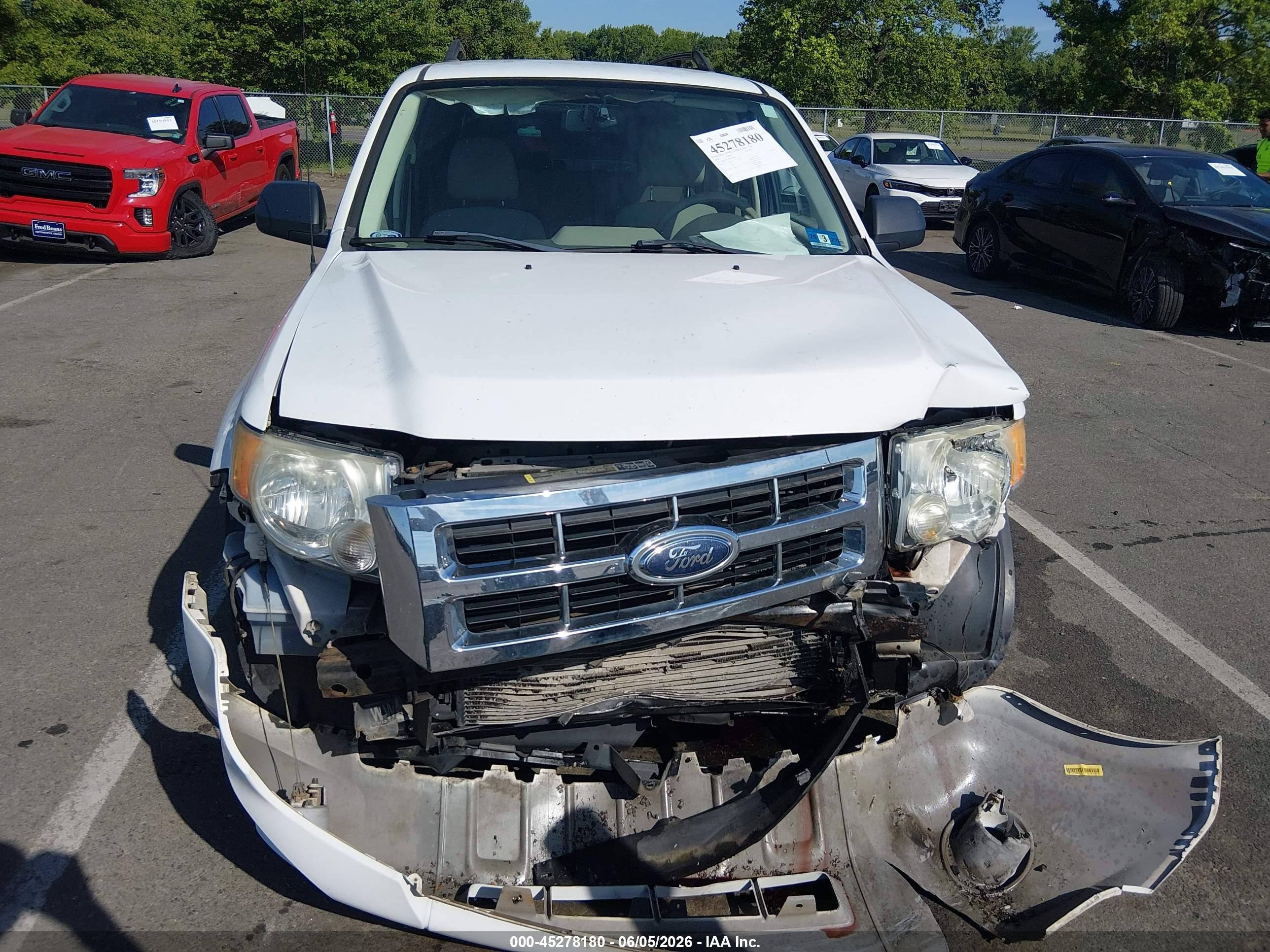 2008 Ford Escape Xlt White vin: 1FMCU03118KB68800