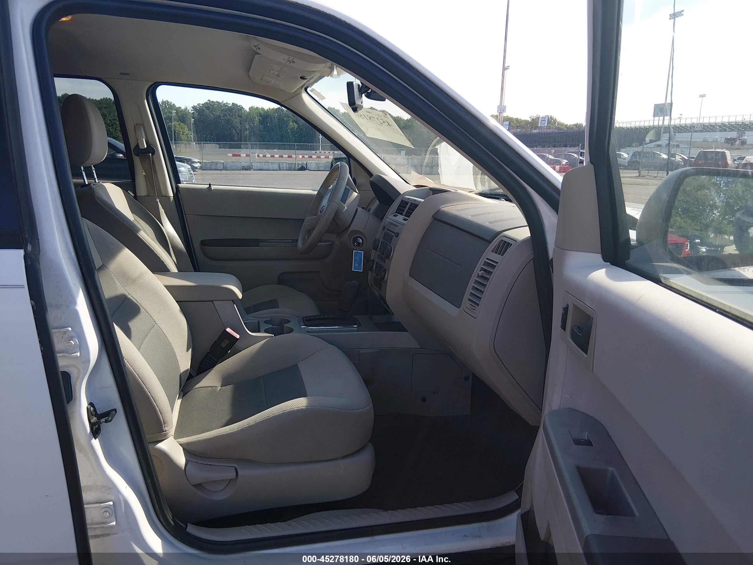 2008 Ford Escape Xlt White vin: 1FMCU03118KB68800