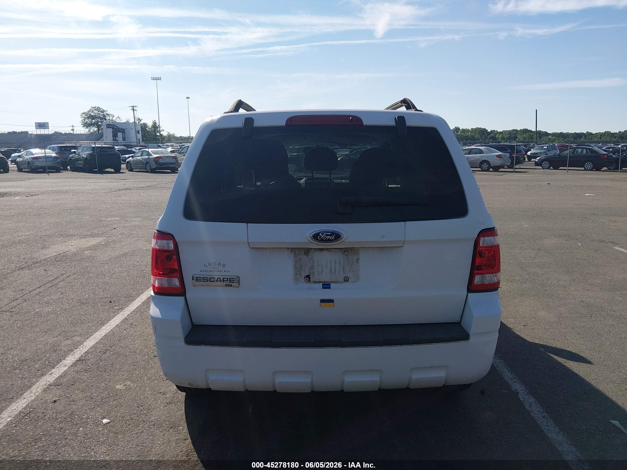 2008 Ford Escape Xlt White vin: 1FMCU03118KB68800