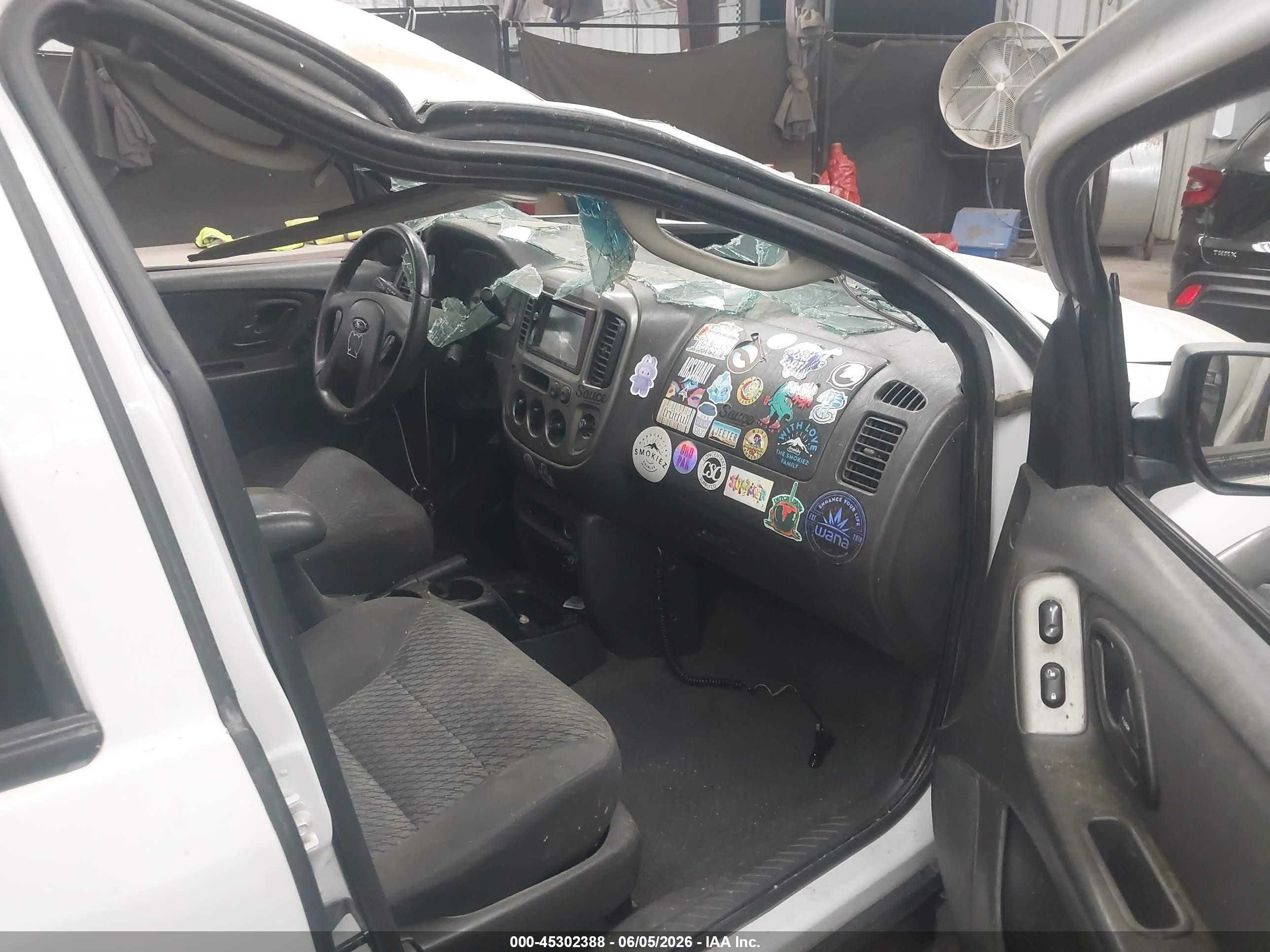 2004 Ford Escape Xlt White vin: 1FMCU03124KB11029
