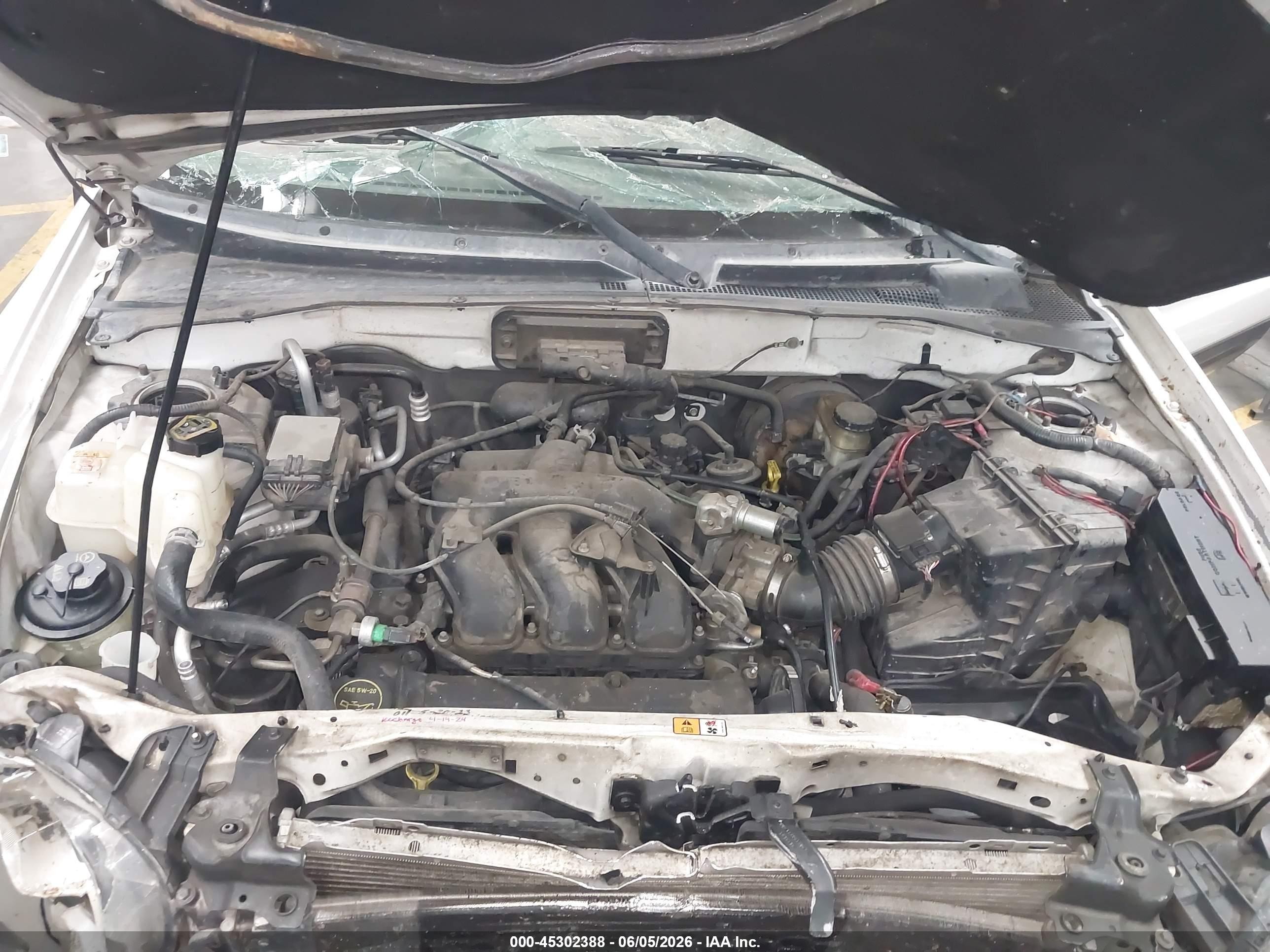 2004 Ford Escape Xlt White vin: 1FMCU03124KB11029