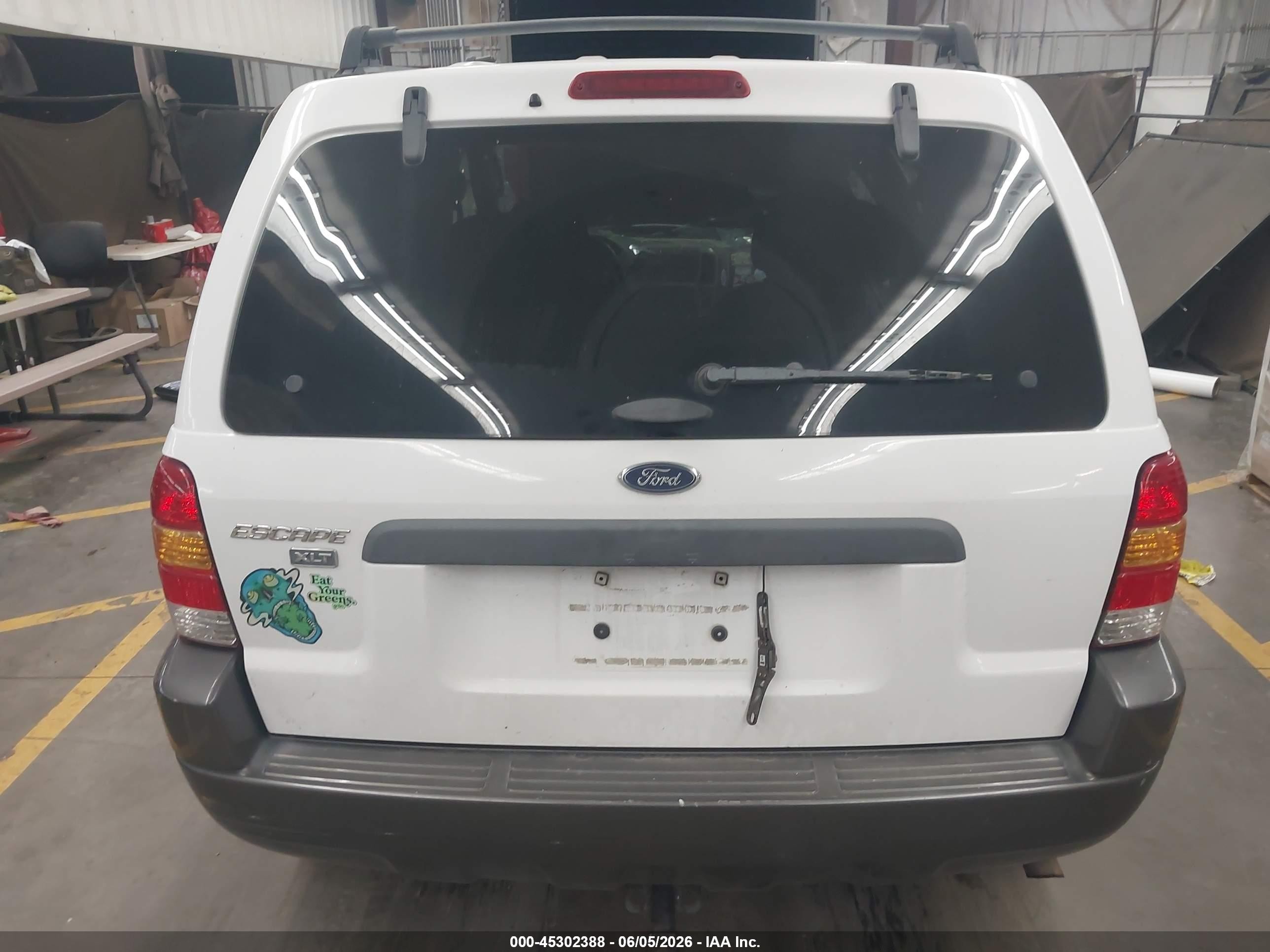 2004 Ford Escape Xlt White vin: 1FMCU03124KB11029