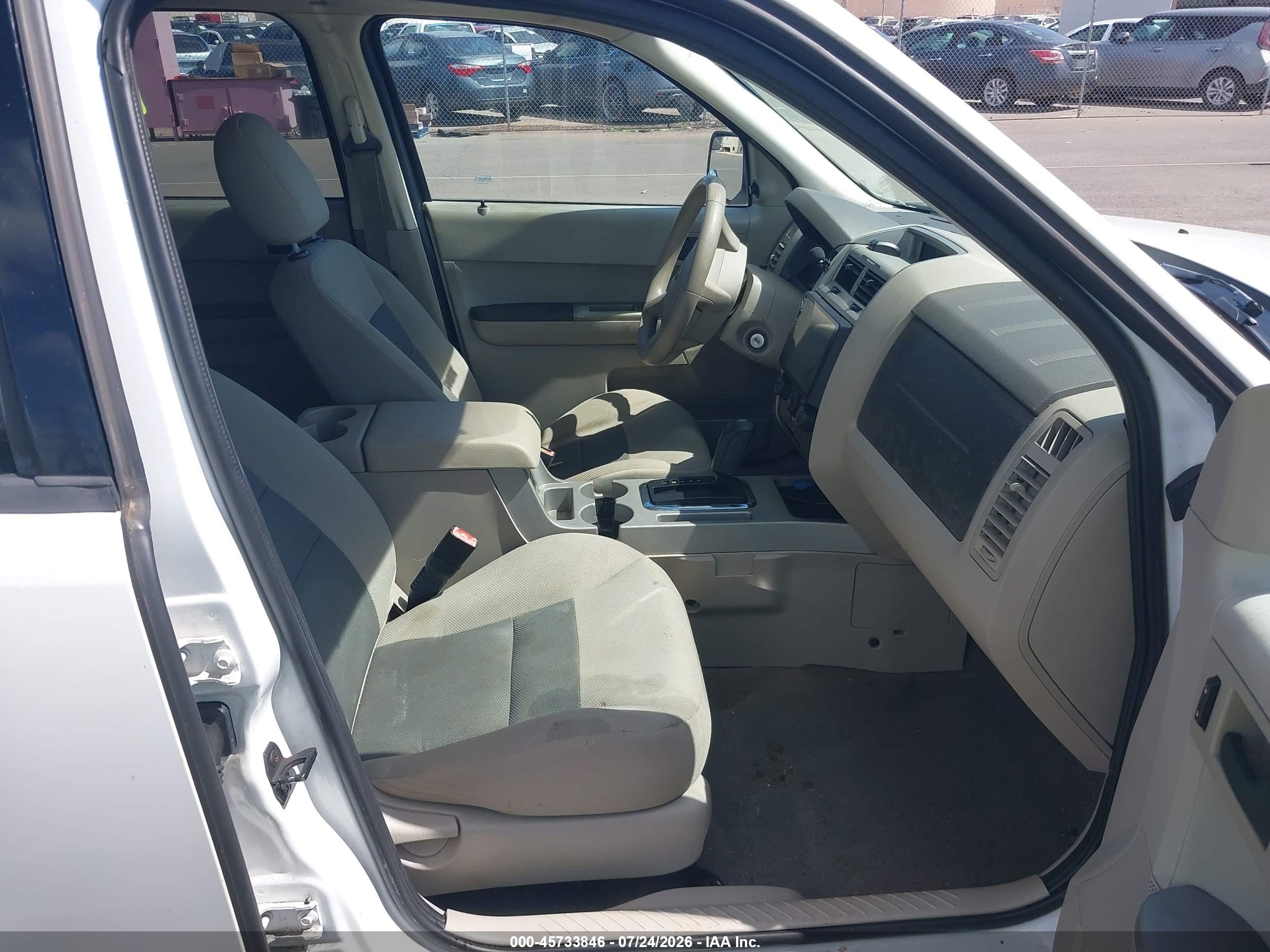 2008 Ford Escape Xlt White vin: 1FMCU03138KA76412