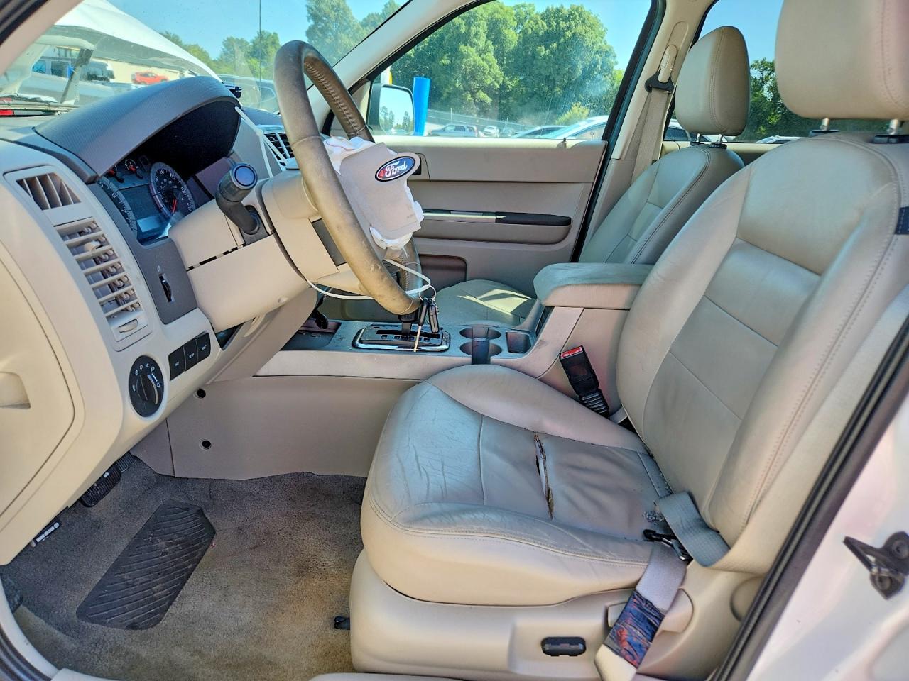 2008 Ford Escape Xlt Белый vin: 1FMCU03148KB08610