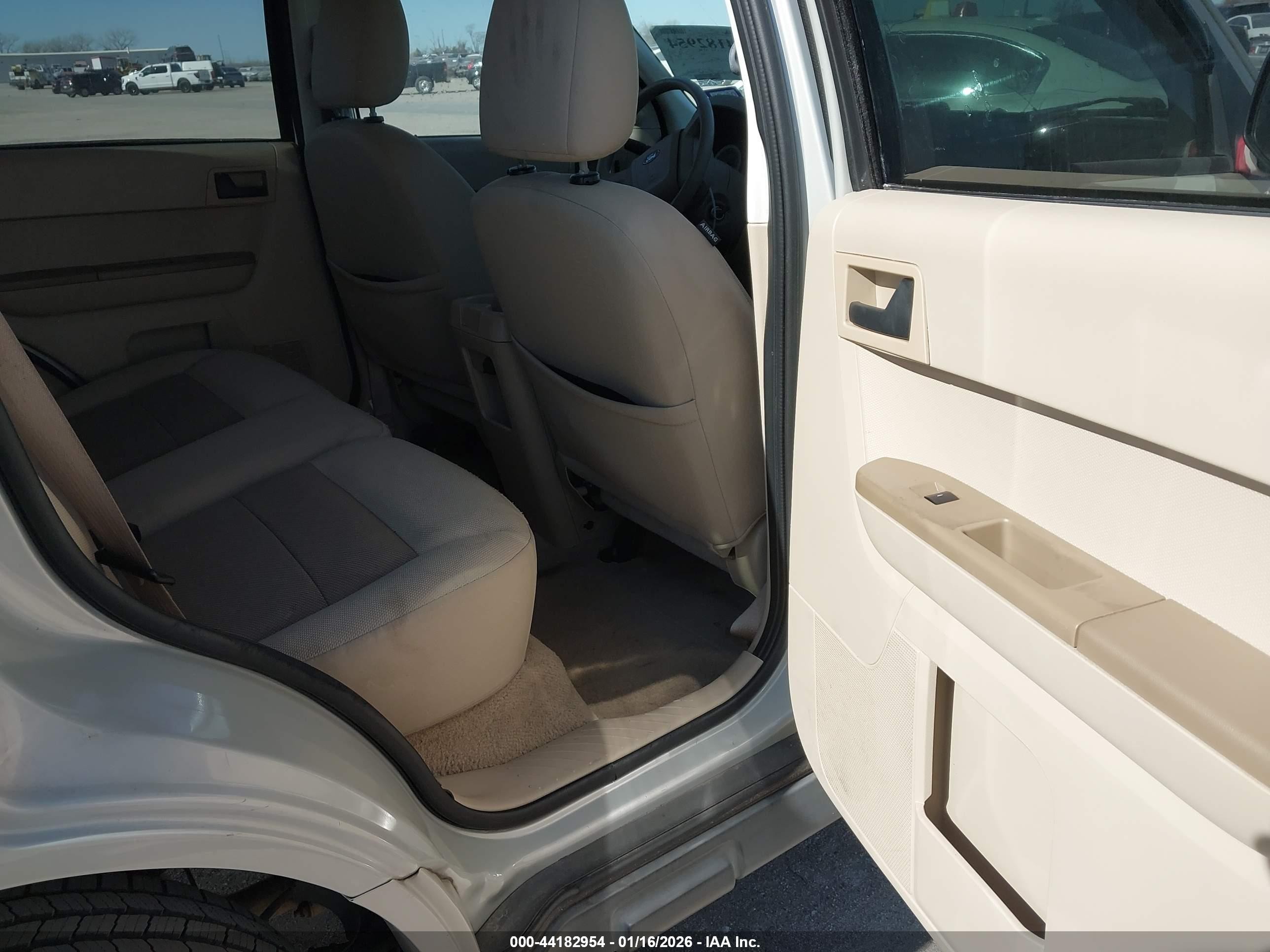 2008 Ford Escape Xlt Beige vin: 1FMCU03148KD21895